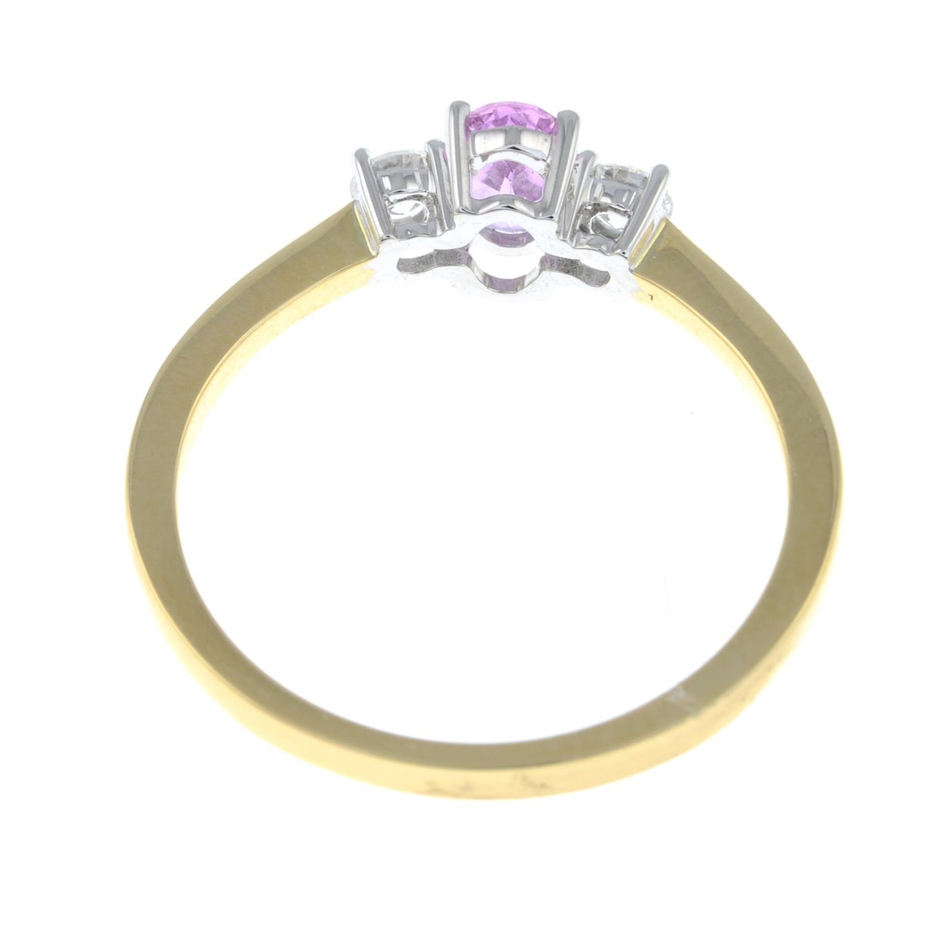 An 18ct gold pink sapphire and brilliant-cut diamond three-stone ring. - Bild 2 aus 2