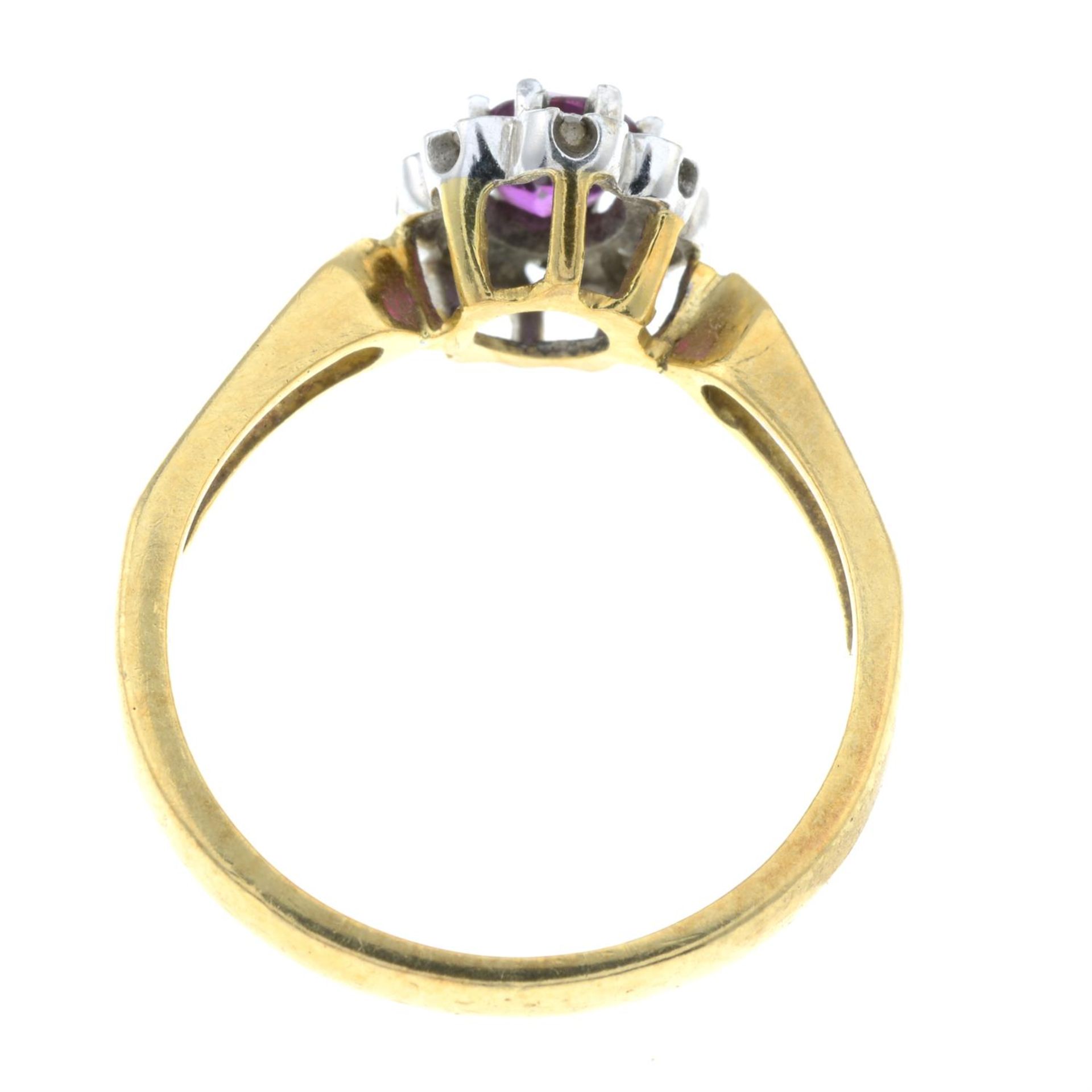 A 18ct gold ruby and single-cut diamond cluster ring. - Bild 2 aus 2