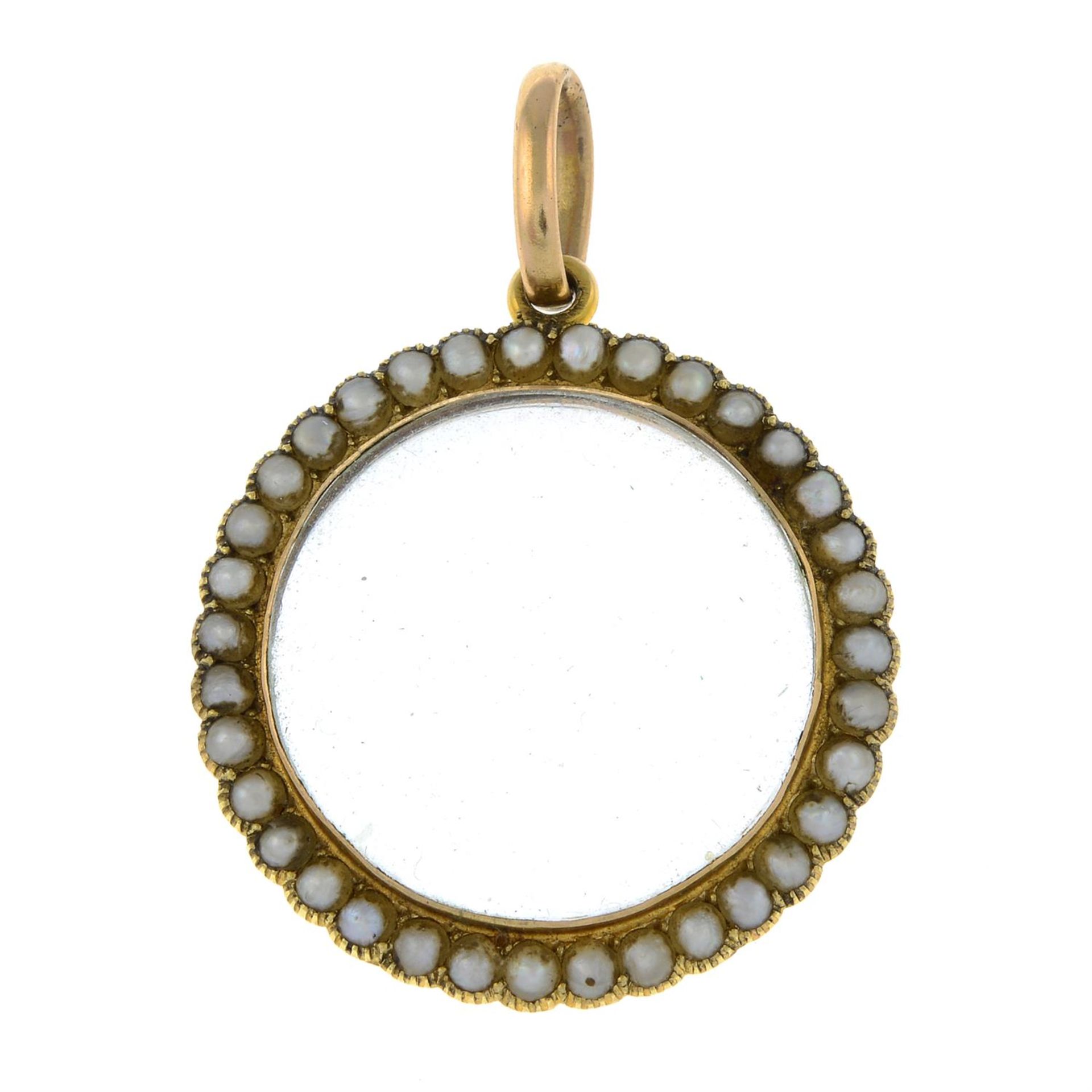 An Edwardian 15ct gold split pearl locket pendant.
