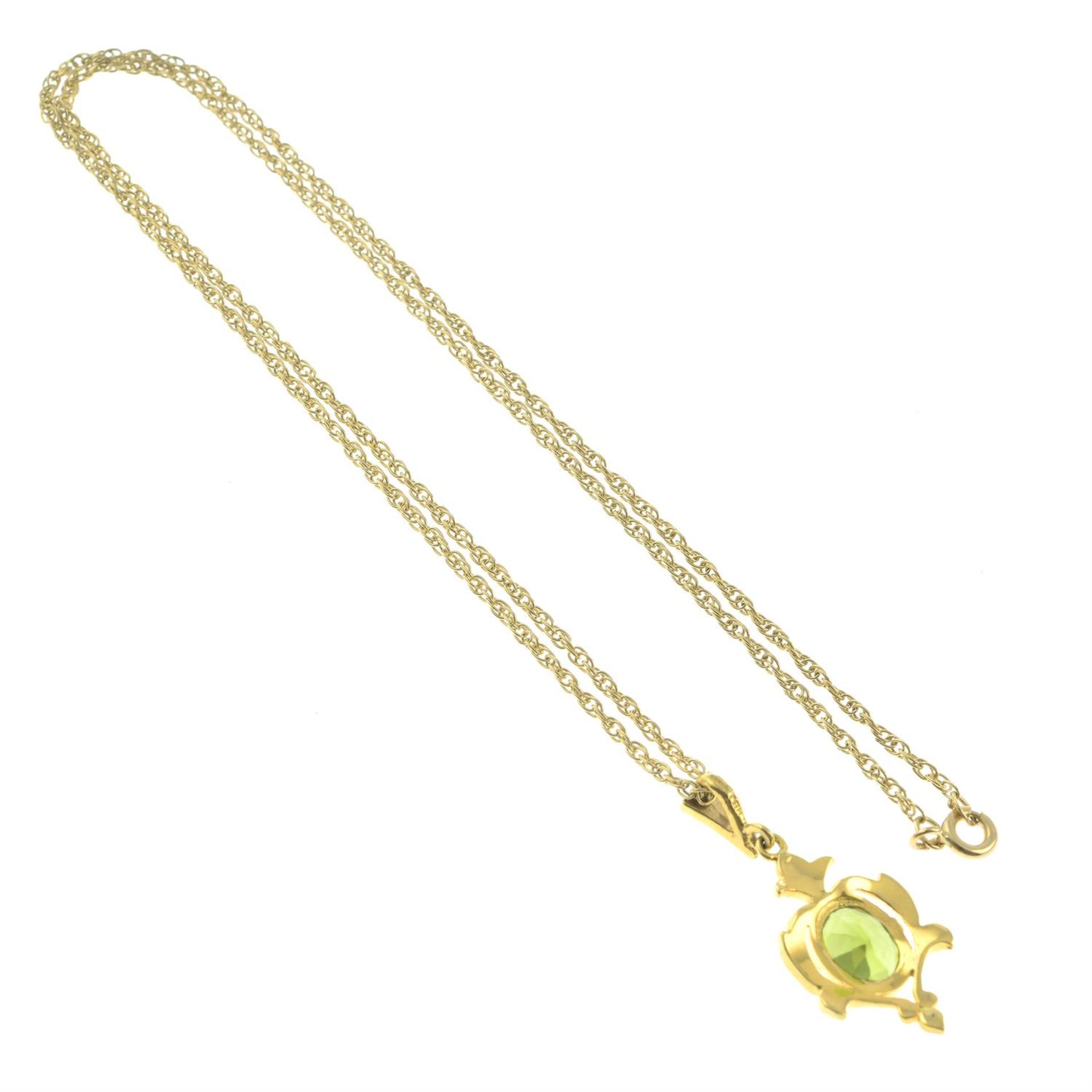 A 9ct gold peridot and split pearl pendant, on chain. - Bild 2 aus 2