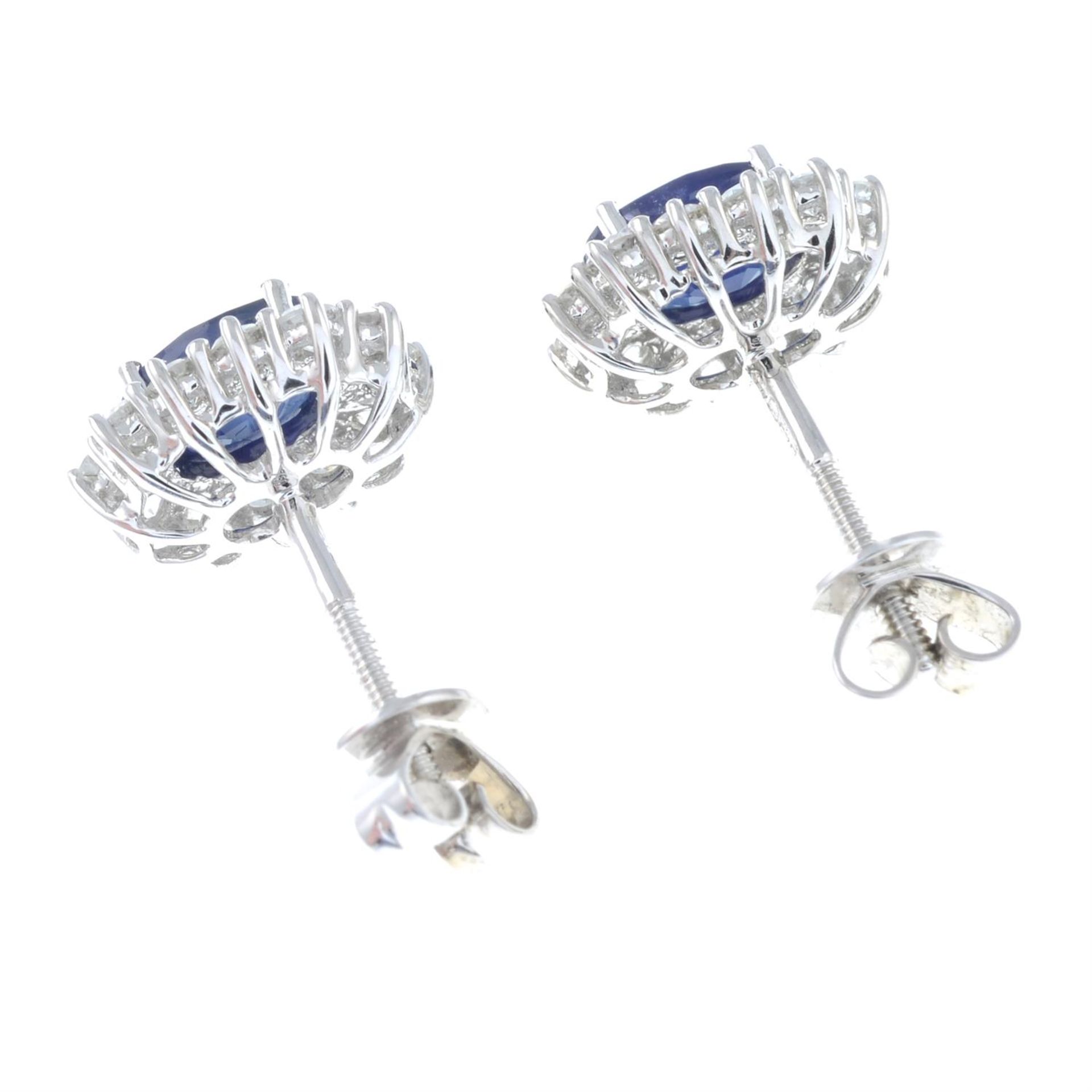 A pair of 18ct gold sapphire and brilliant-cut diamond cluster earrings. - Bild 2 aus 2