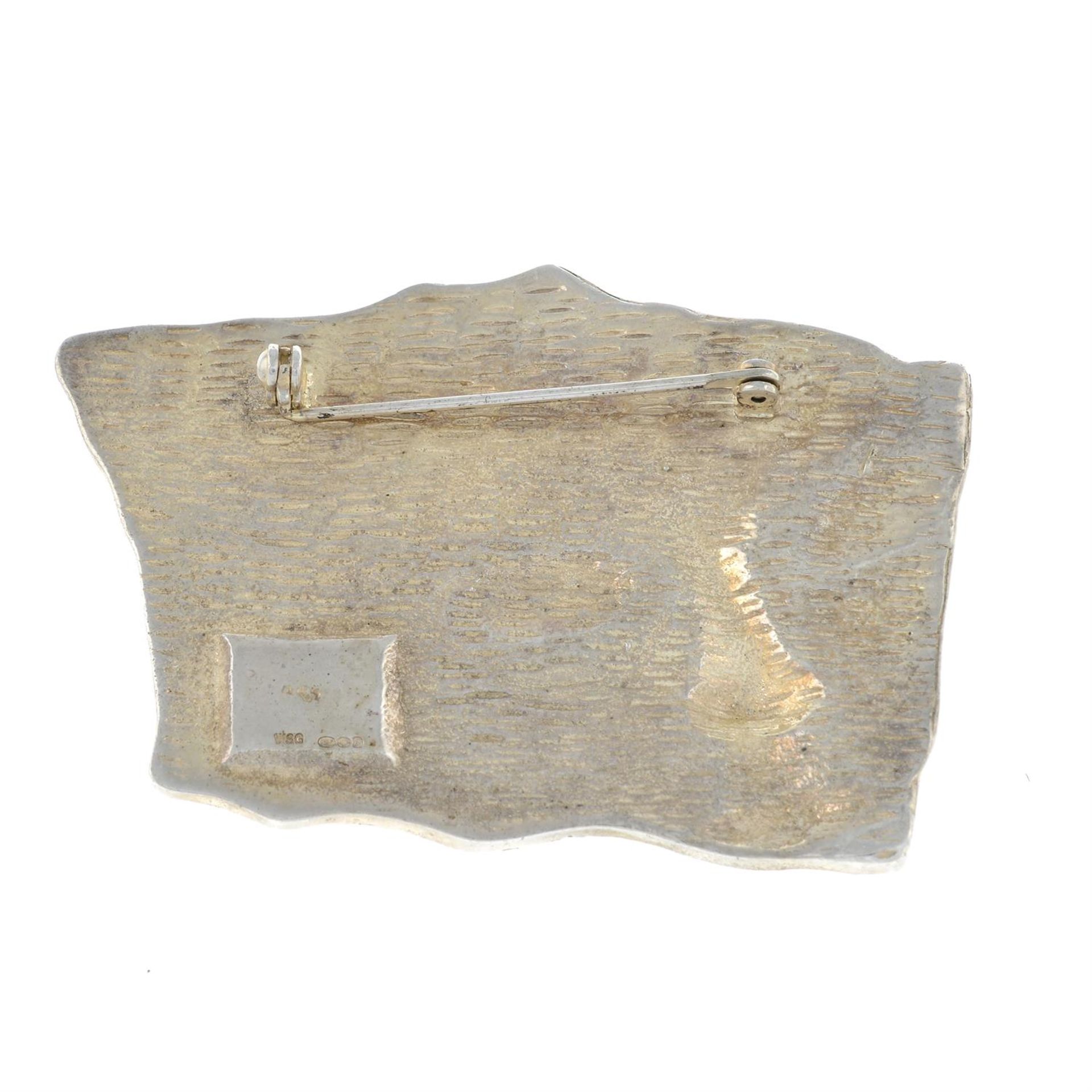 A silver stylised Bhuddistic brooch. - Bild 2 aus 2