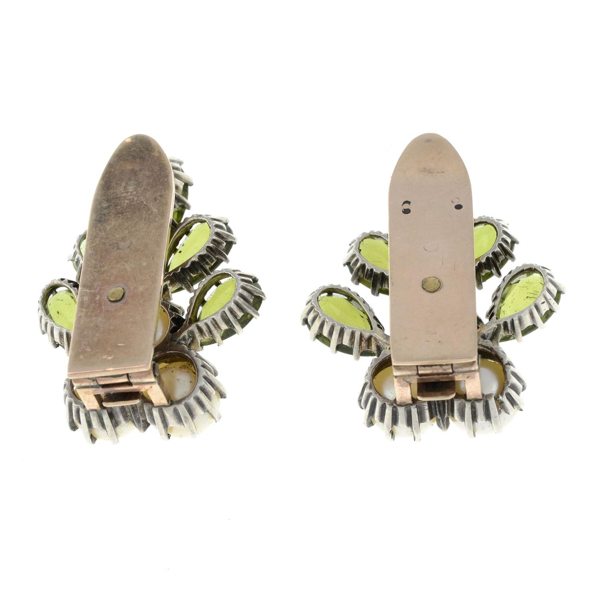 A pair of silver Arts and Crafts peridot and cultured pearl foliate clips, attributed to Dorrie - Bild 2 aus 2