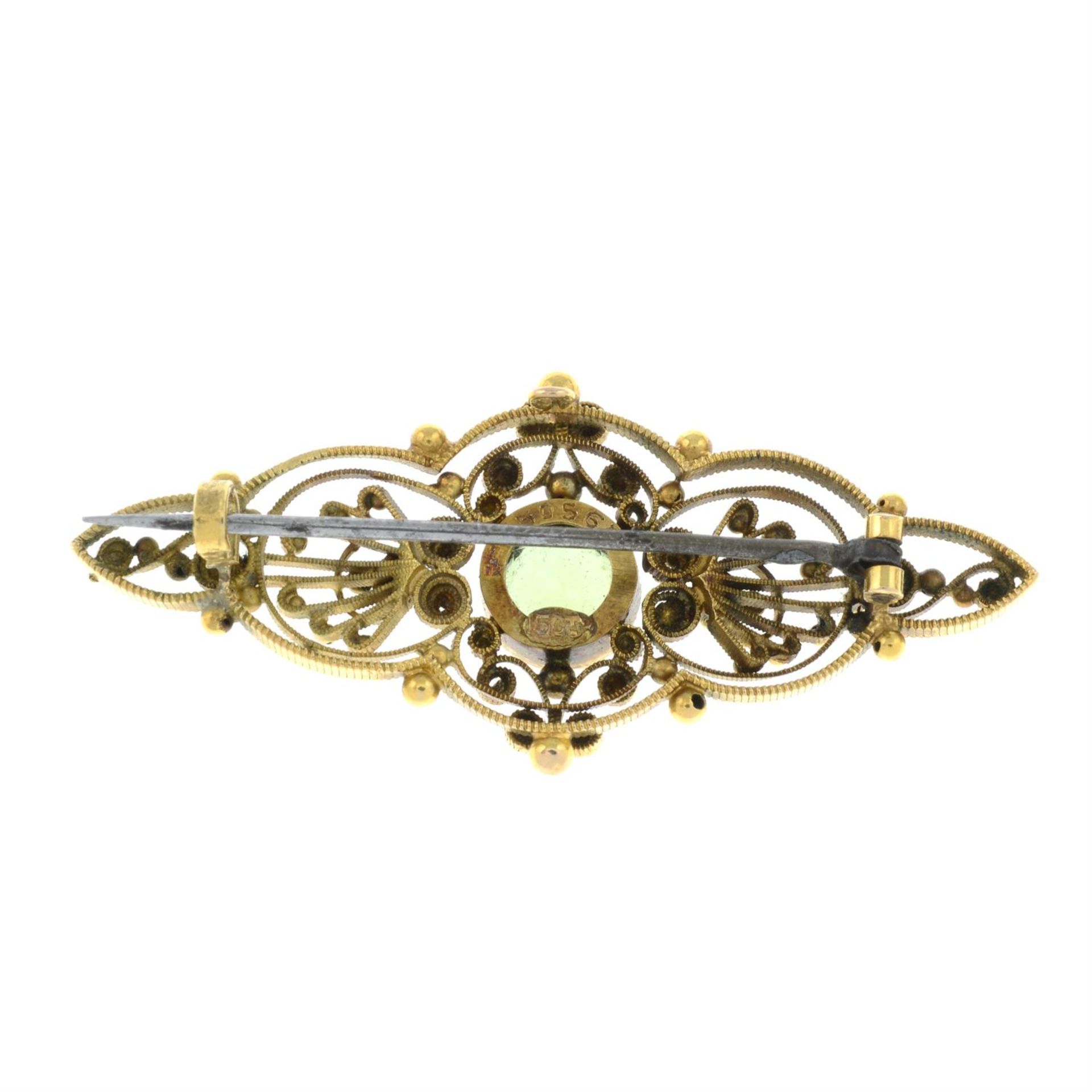 An early 20th century 15ct gold peridot and ruby cannetille brooch. - Bild 2 aus 2
