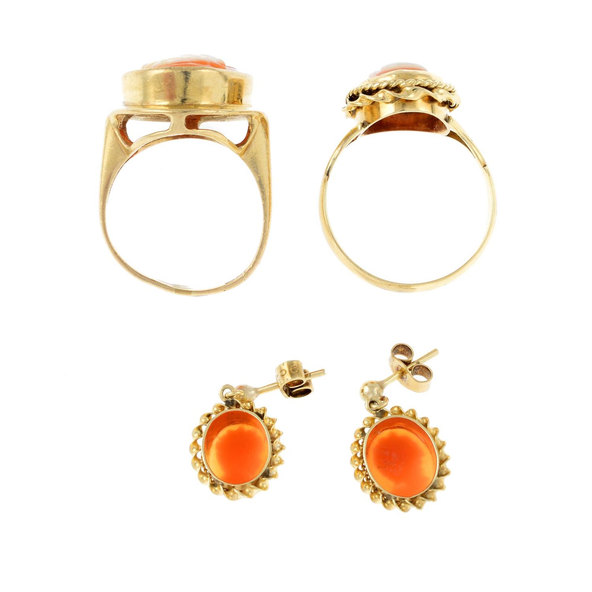 Two 9ct gold shell cameo rings and a pair of 9ct gold shell cameo drop earrings. - Bild 2 aus 2