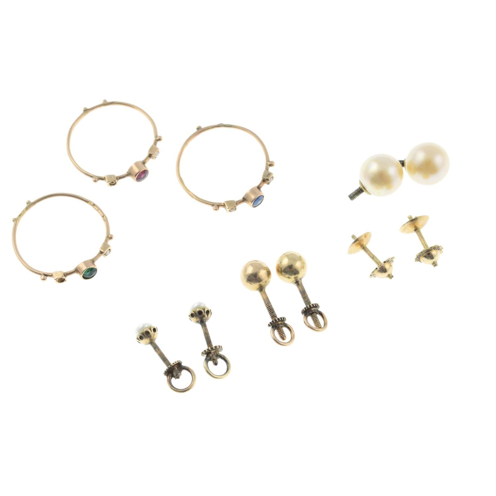 A pair of pearl stud earrings, a similar bead pair and a set of three band rings. - Bild 2 aus 4