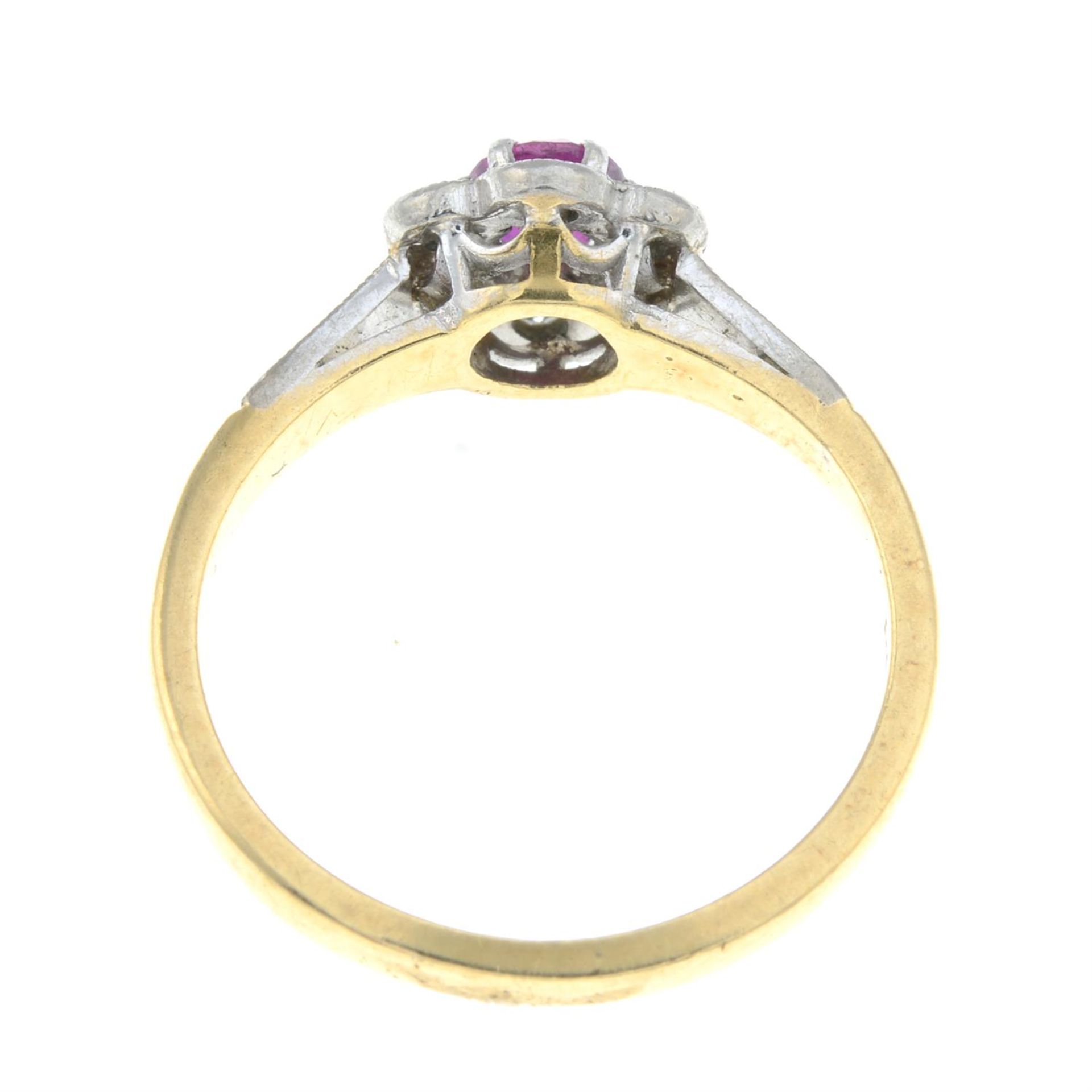 A synthetic ruby and diamond cluster ring. - Bild 2 aus 2