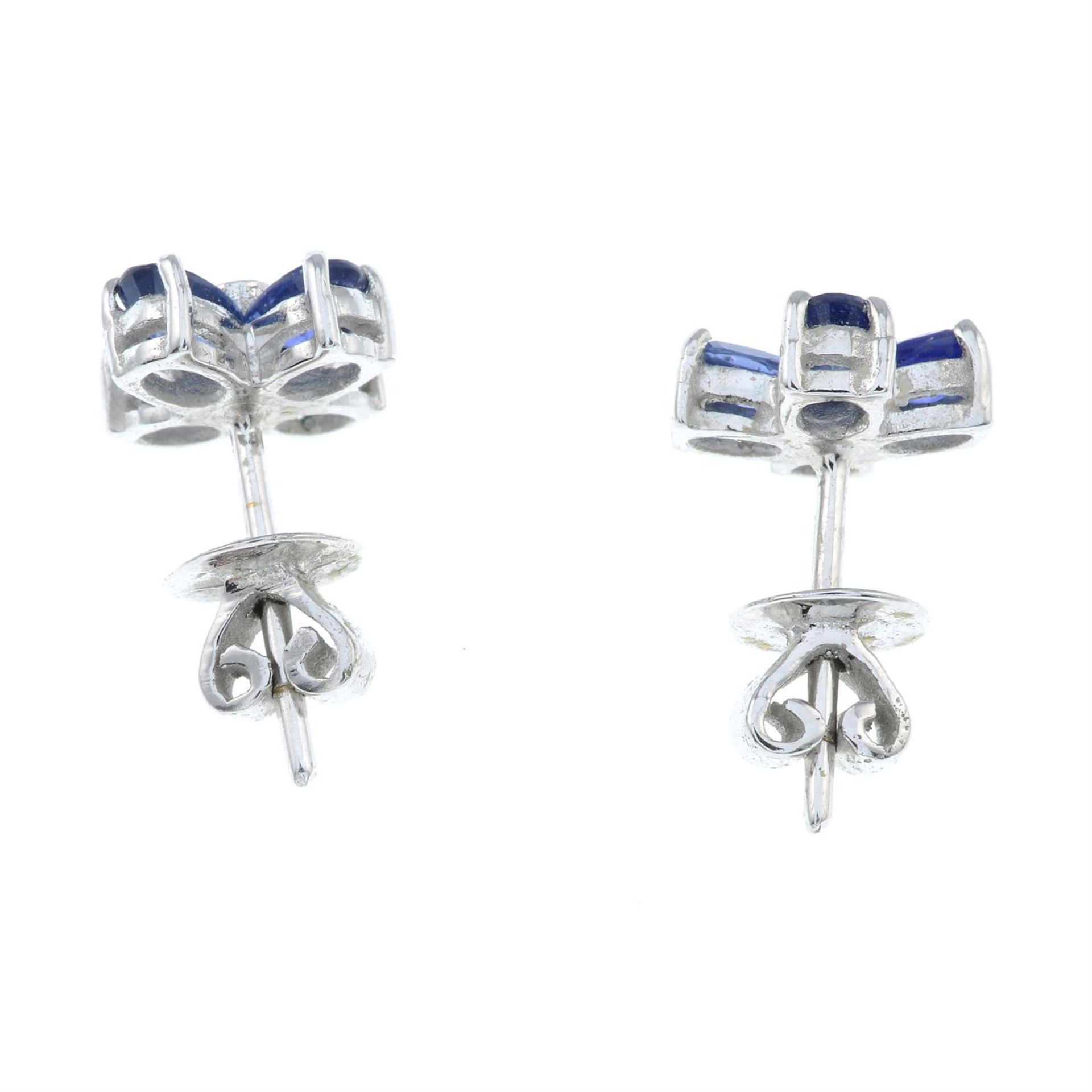 A pair of brilliant-cut diamond and sapphire floral design stud earrings. - Bild 2 aus 2