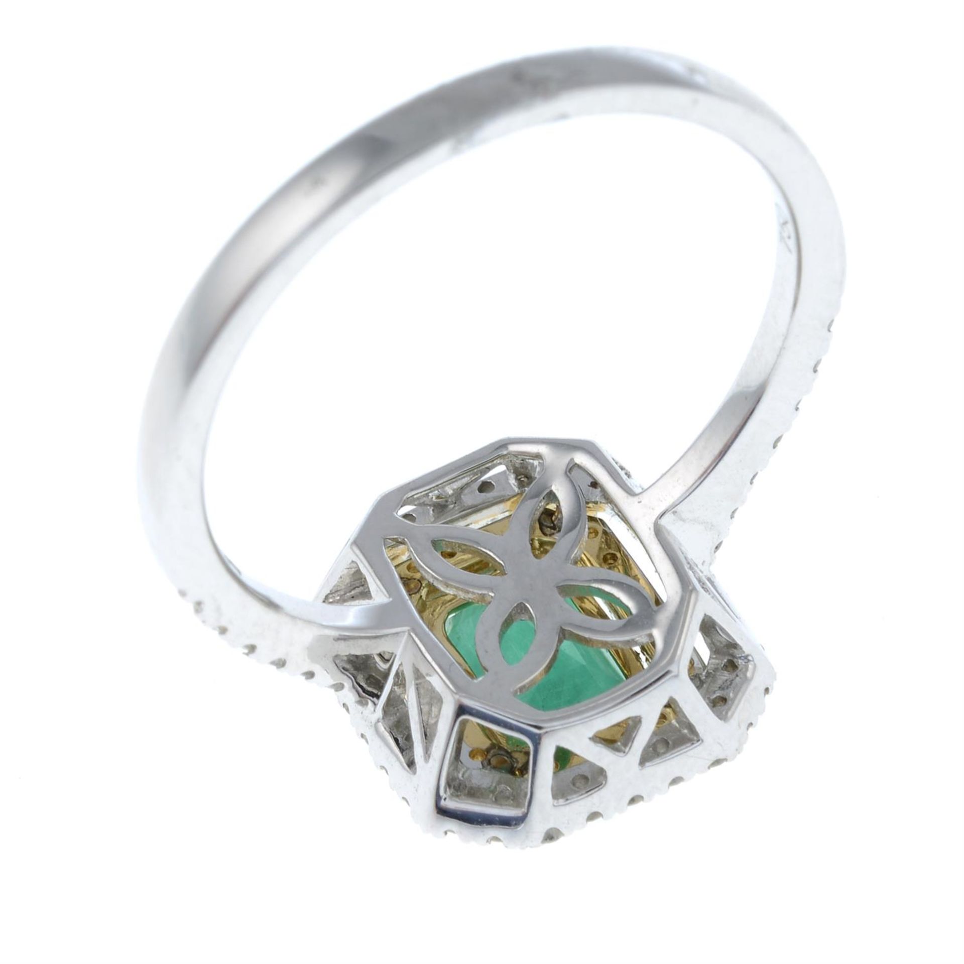 An 18ct bi-colour gold emerald, brilliant-cut diamond and 'yellow' diamond cluster ring. - Bild 2 aus 2