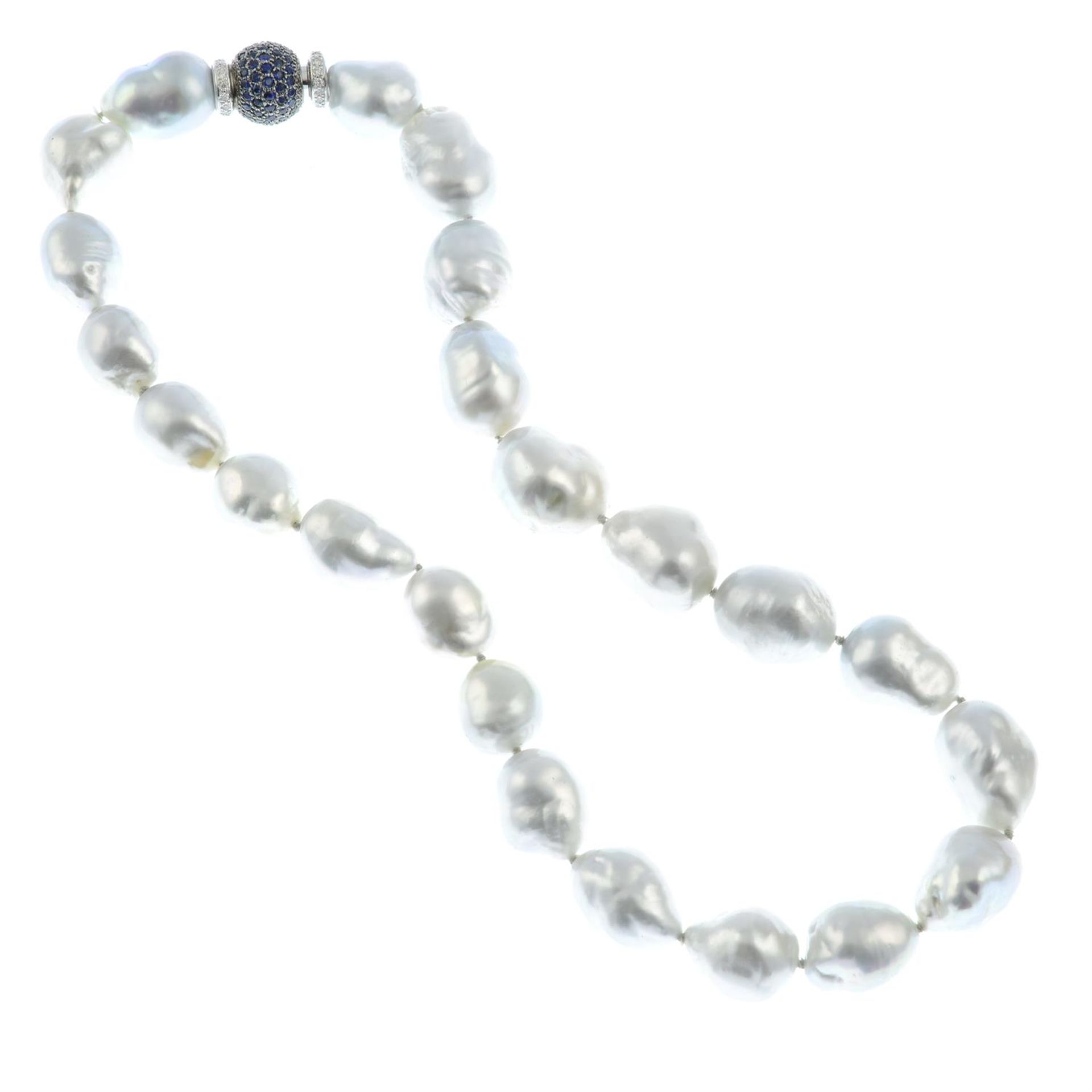 A baroque cultured pearl single-strand necklace, with 18ct gold pavé-set sapphire and diamond clasp. - Bild 2 aus 4