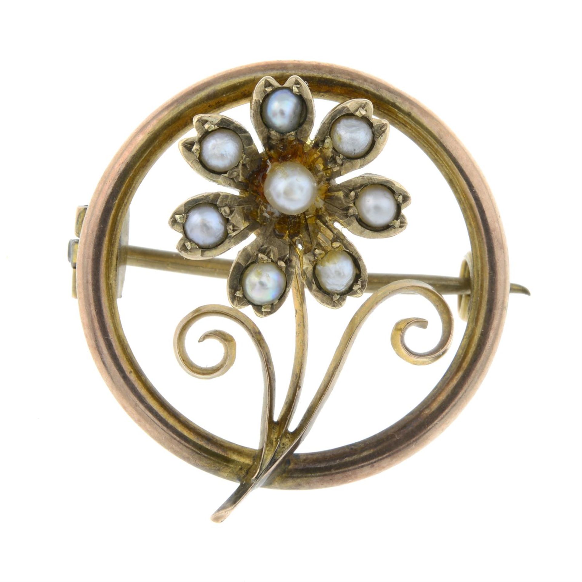 An early 20th century 9ct gold split pearl and seed pearl floral motif brooch.