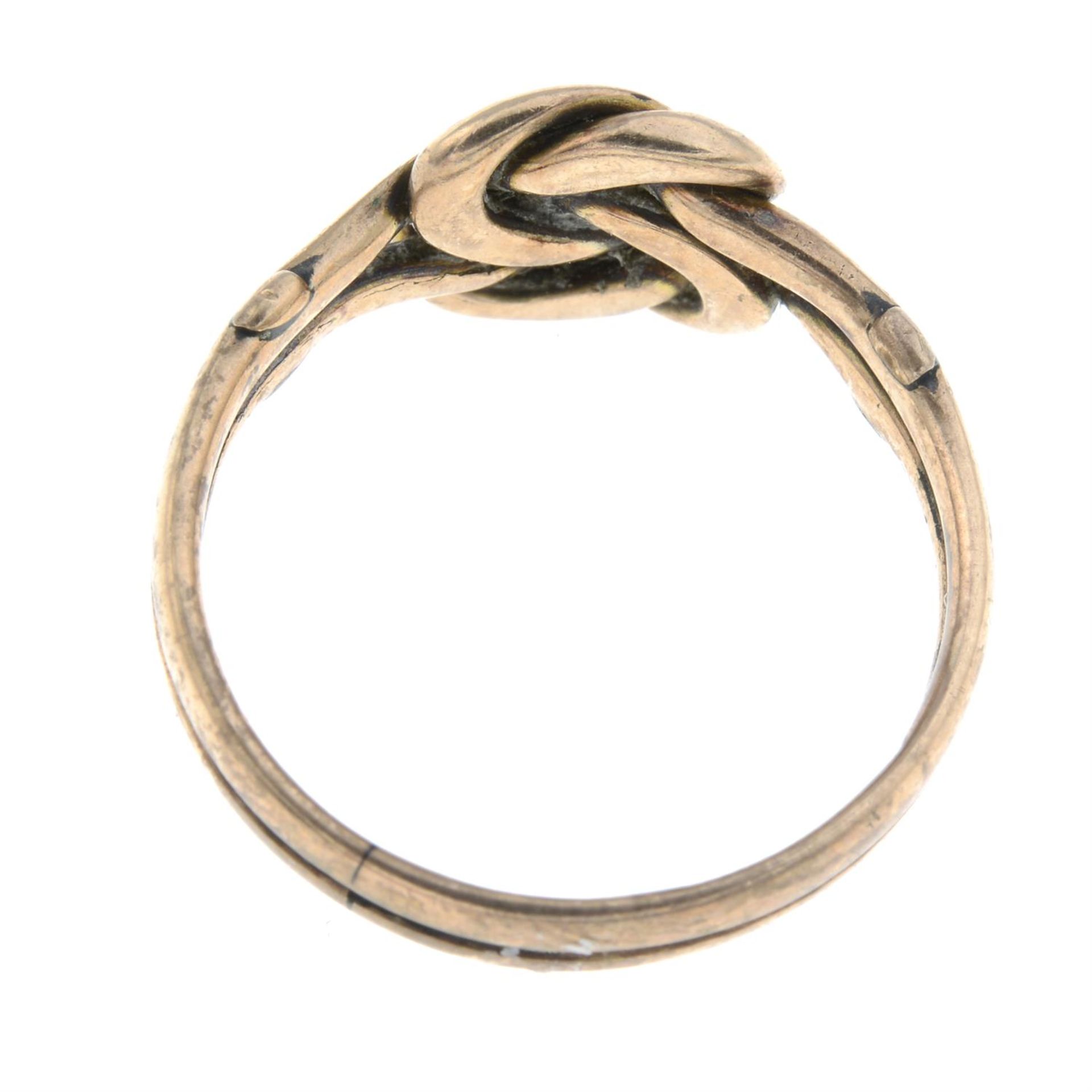 An Edwardian 9ct gold lover's knot ring. - Bild 2 aus 2