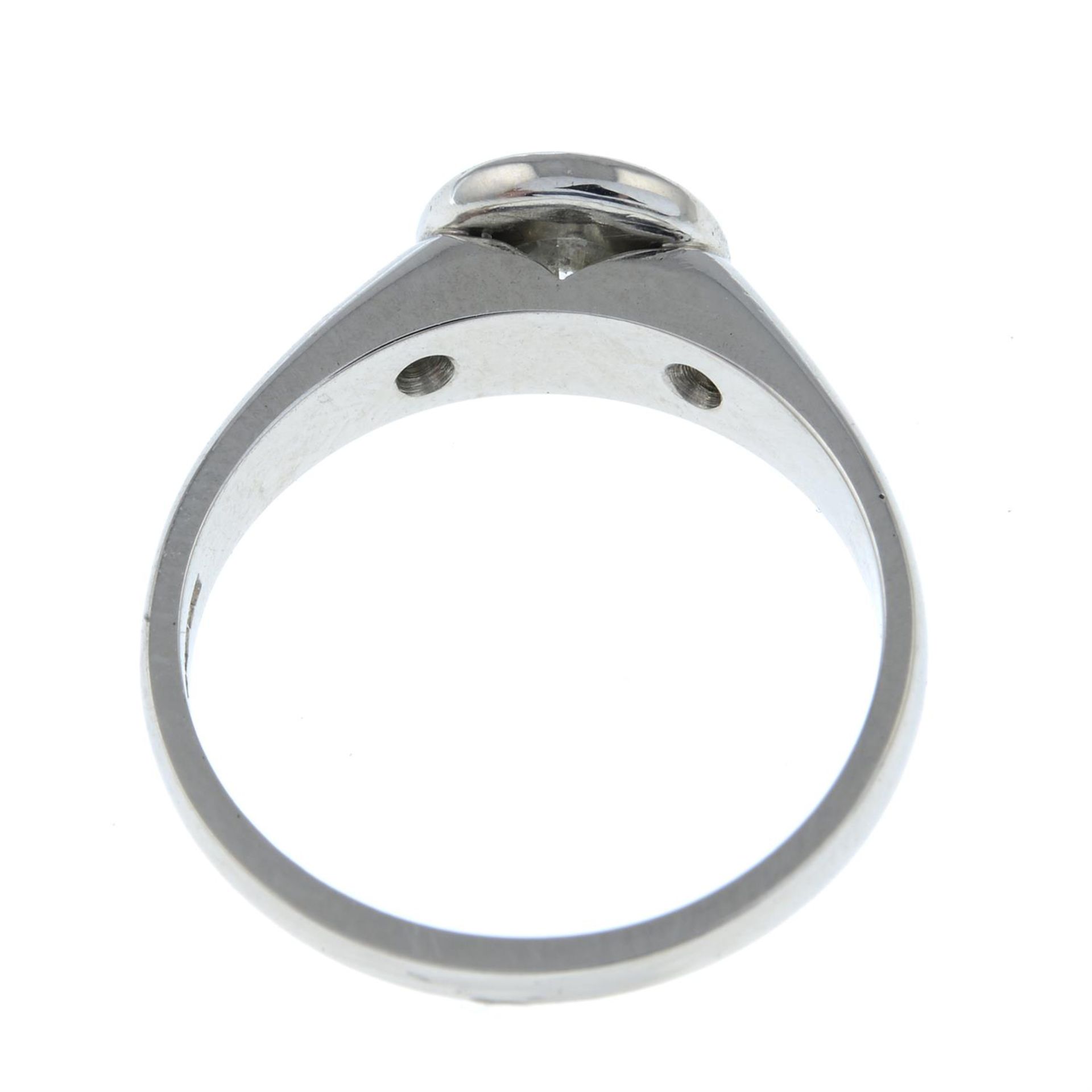 A platinum brilliant-cut diamond single-stone ring, with diamond shoulders. - Bild 2 aus 2