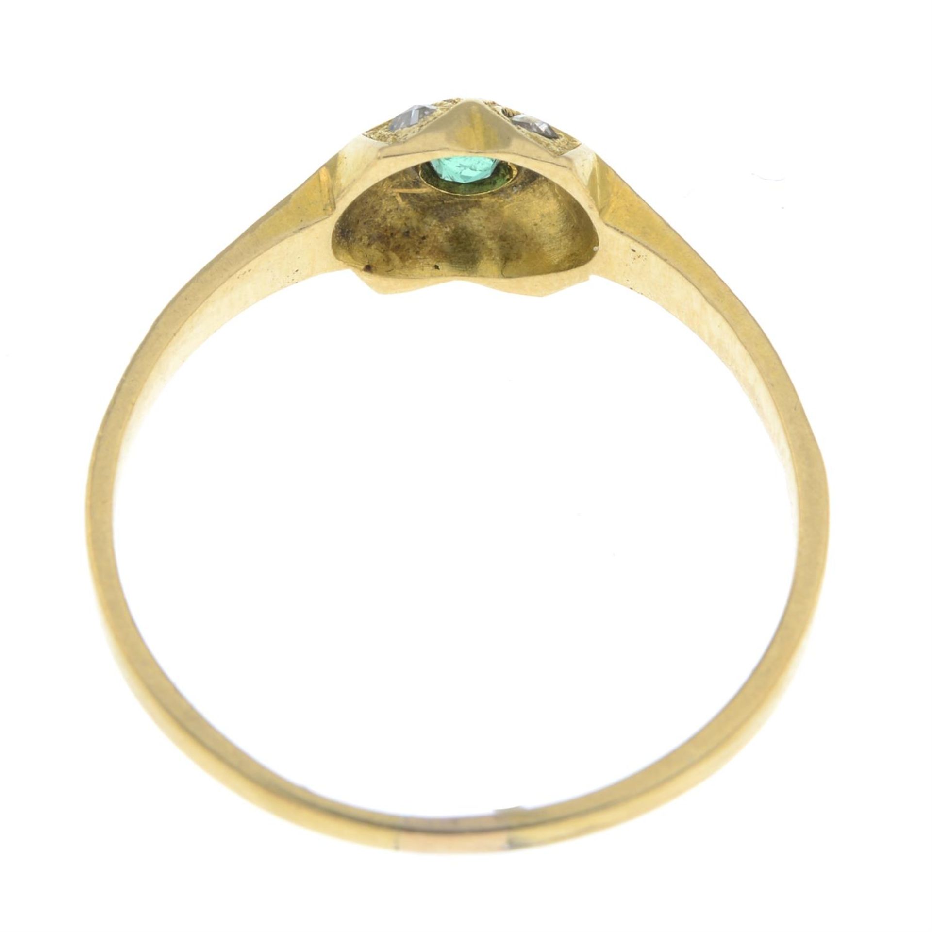 A late 19th century emerald and rose-cut diamond ring. - Bild 2 aus 2