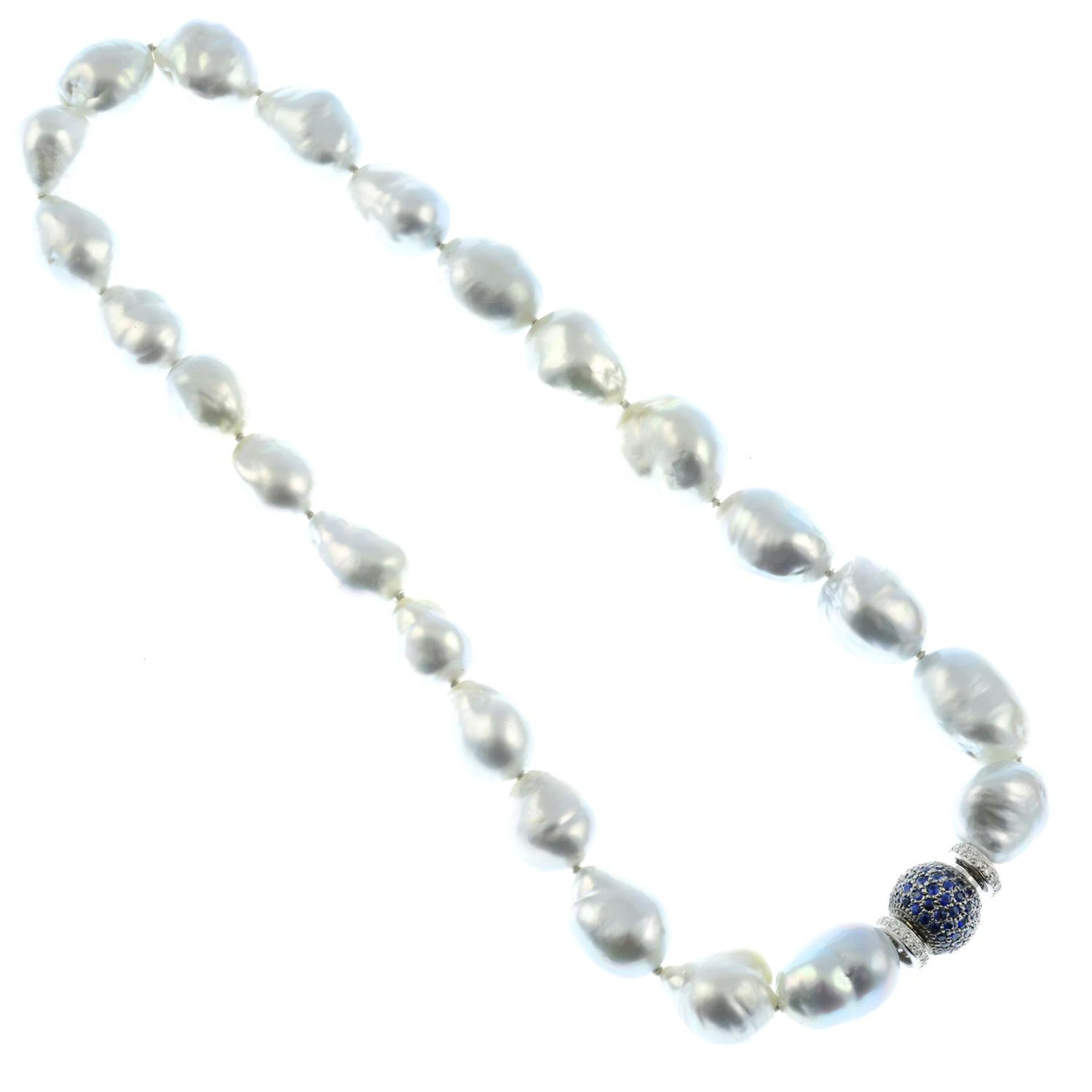 A baroque cultured pearl single-strand necklace, with 18ct gold pavé-set sapphire and diamond clasp. - Bild 3 aus 4