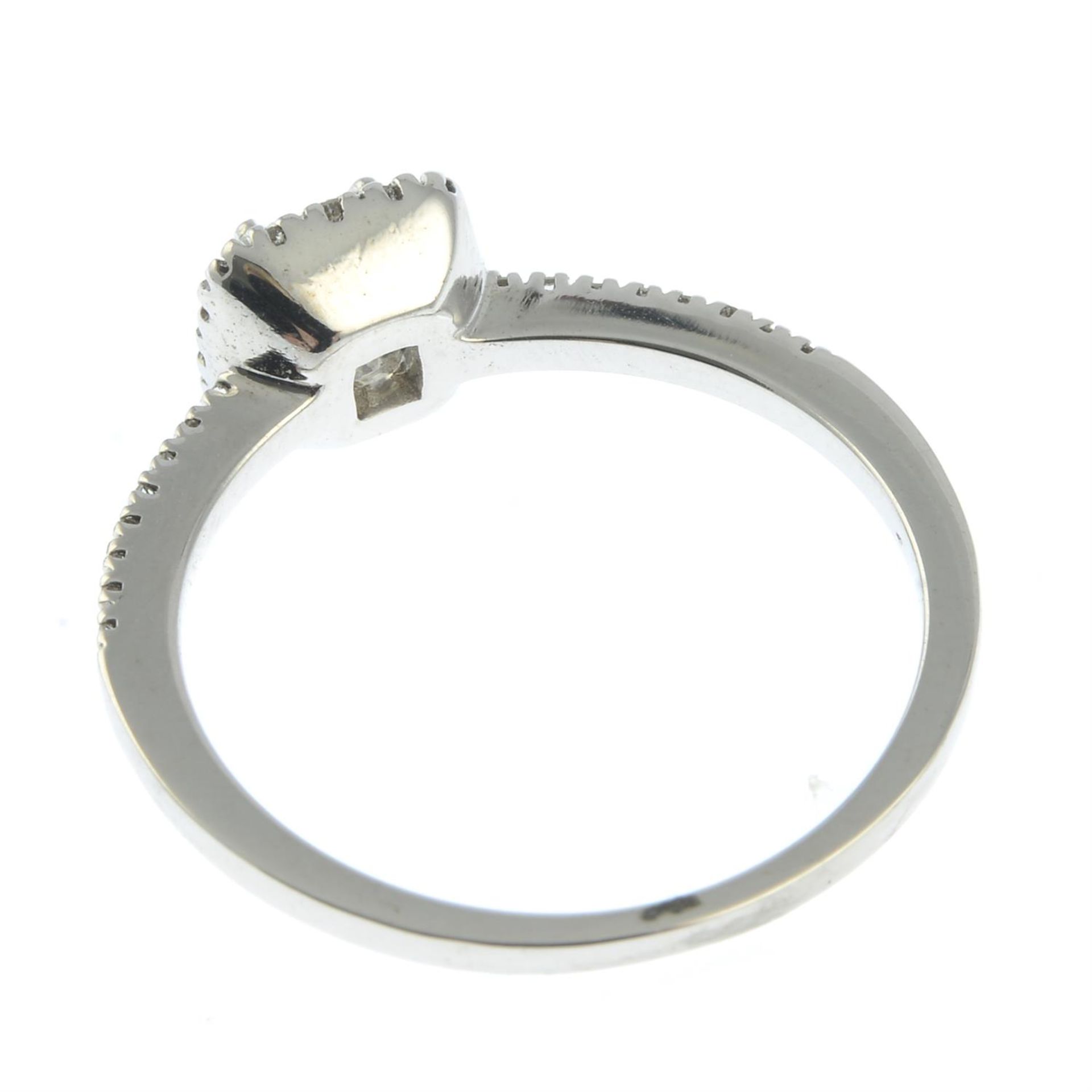 A vari-cut diamond cluster ring, with diamond shoulders. - Bild 2 aus 2