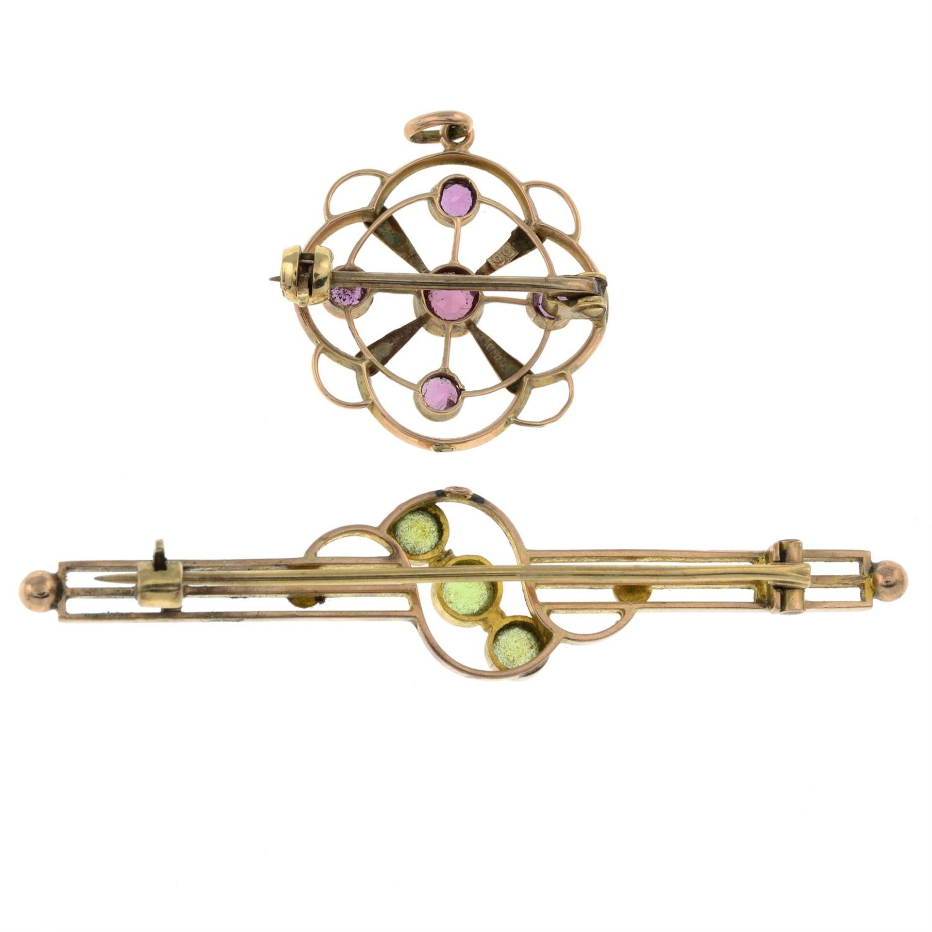An early 20th century garnet pendant, together with an early 20th century 9ct gold peridot and - Bild 2 aus 2