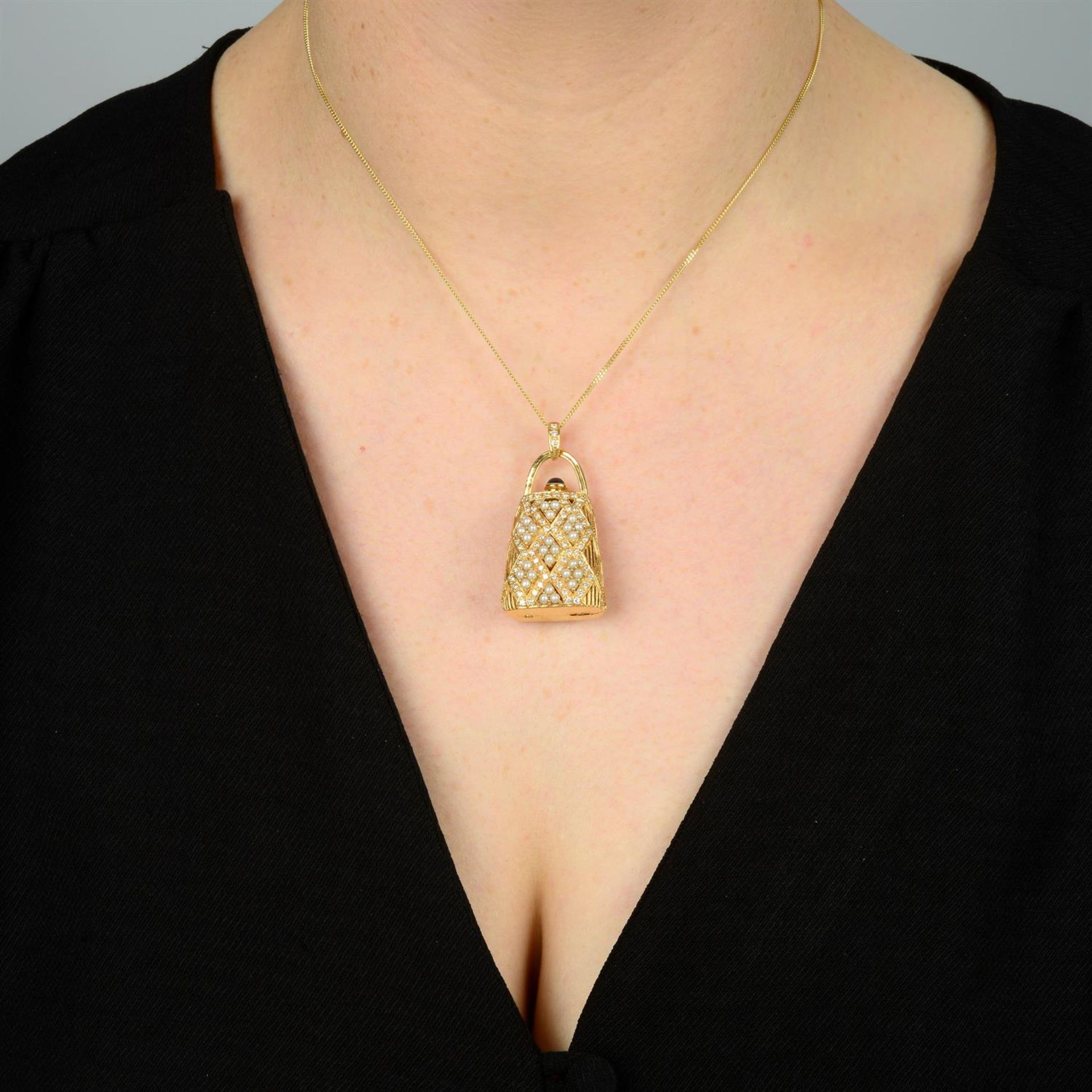 A brilliant-cut diamond and seed pearl travel bag charm, with sapphire push piece. - Bild 5 aus 5