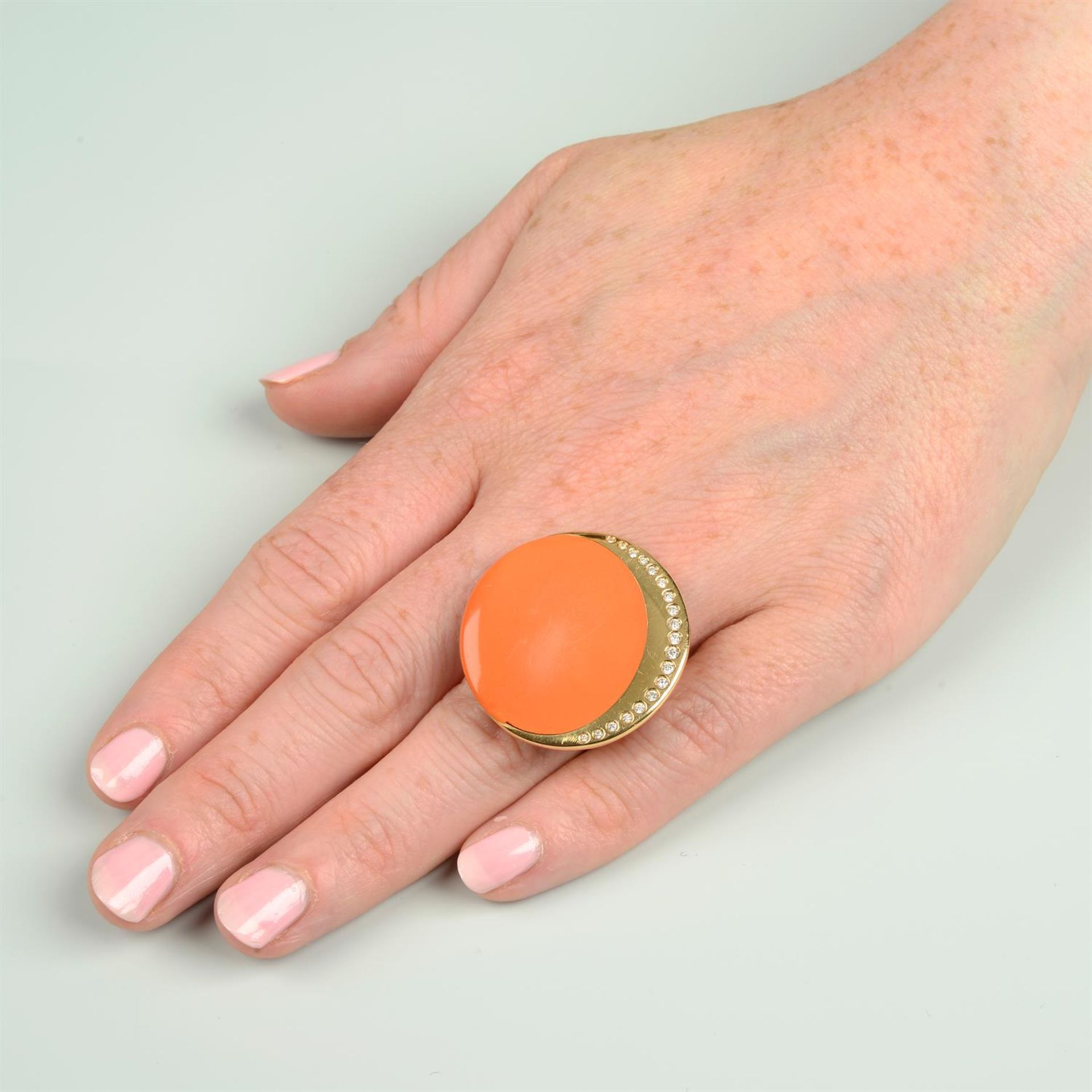 An orange enamel and brilliant-cut diamond ring, by Gavello. - Bild 6 aus 6