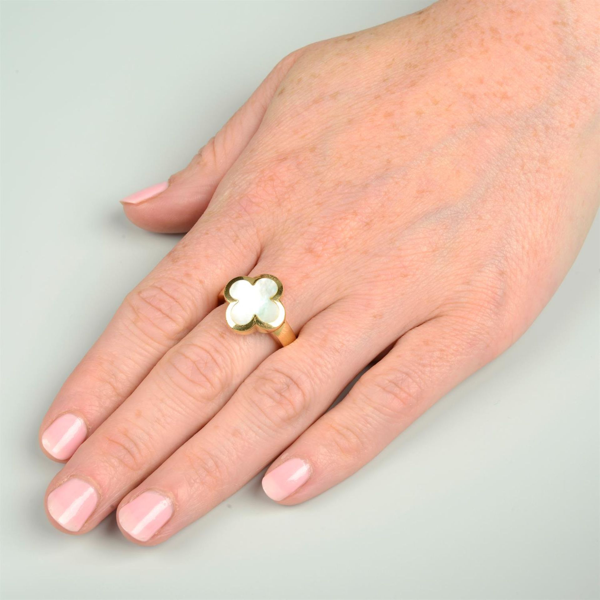 A mother-of-pearl 'Pure Alhambra' ring, by Van Cleef & Arpels. - Bild 6 aus 6