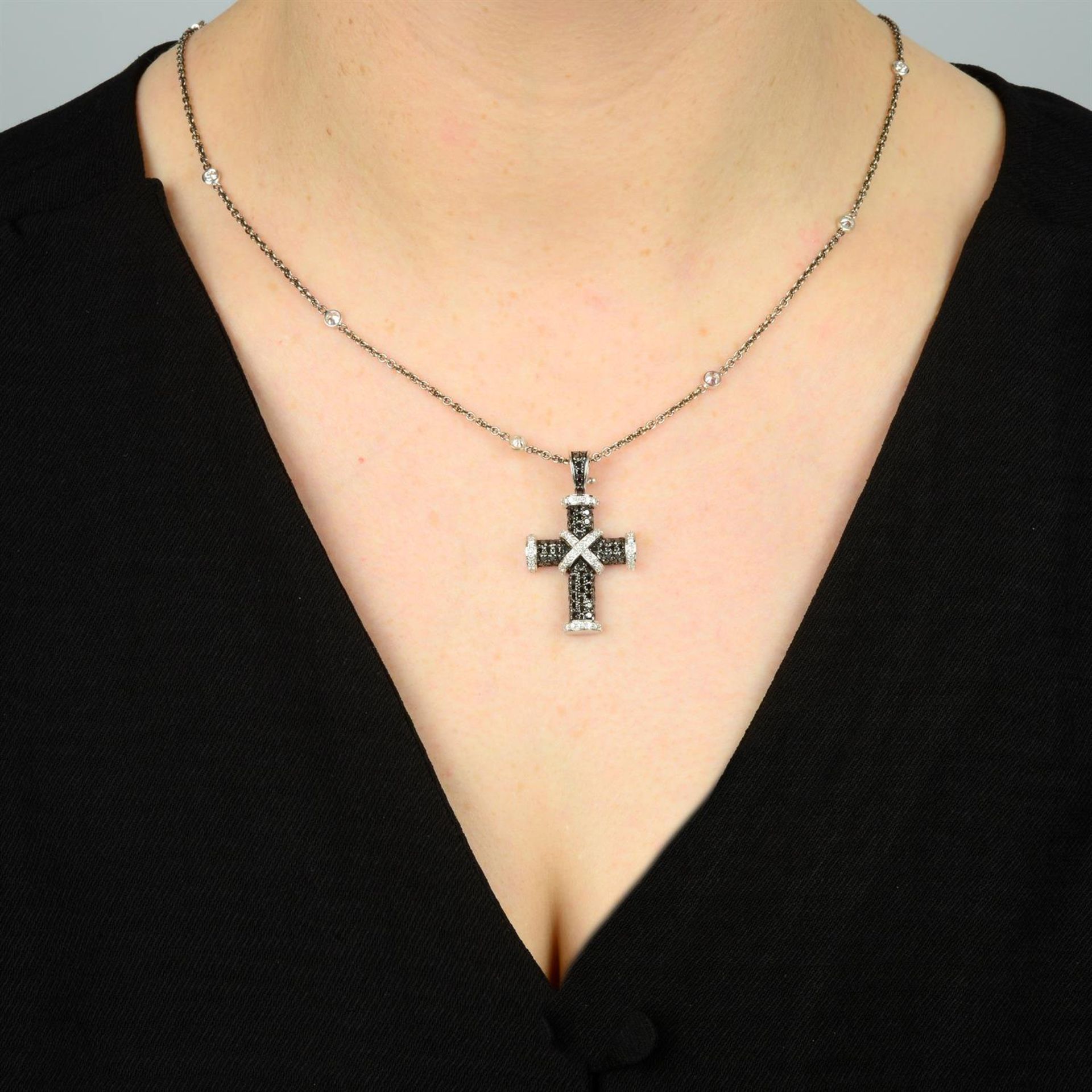 An 18ct gold diamond and 'black' diamond cross pendant, with diamond station necklace, - Bild 6 aus 6