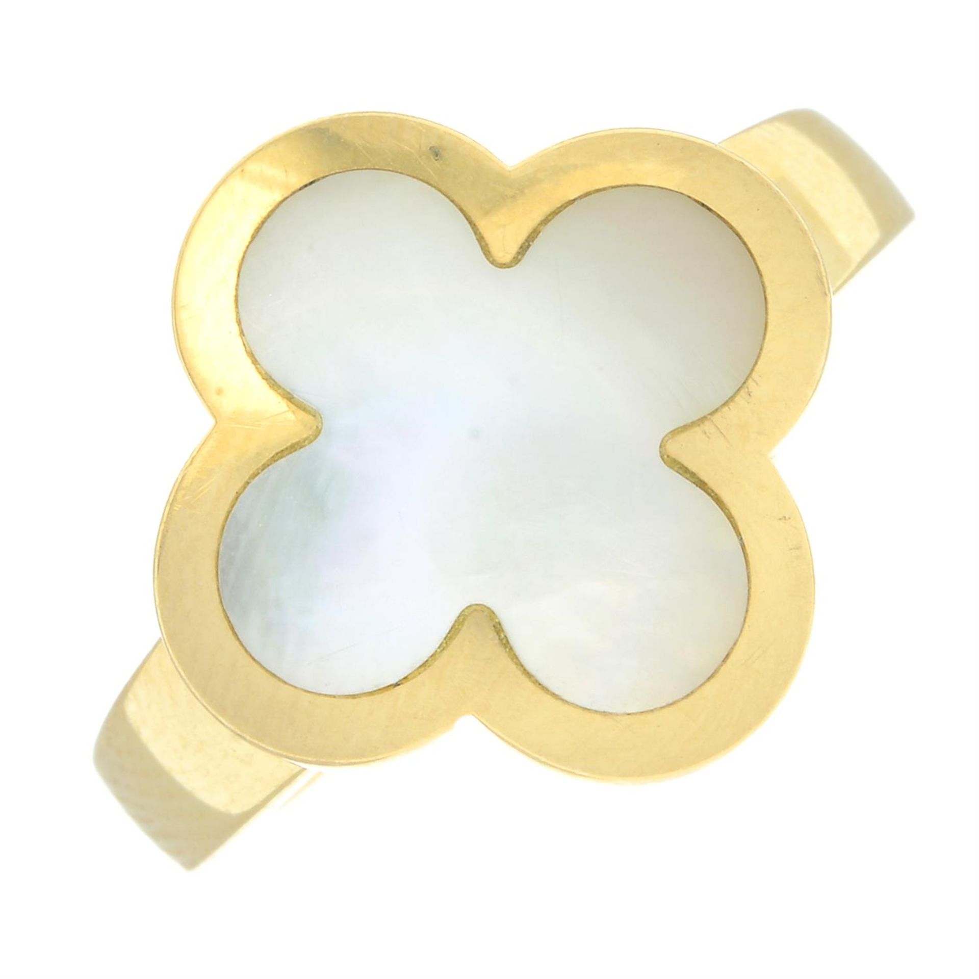 A mother-of-pearl 'Pure Alhambra' ring, by Van Cleef & Arpels. - Bild 2 aus 6
