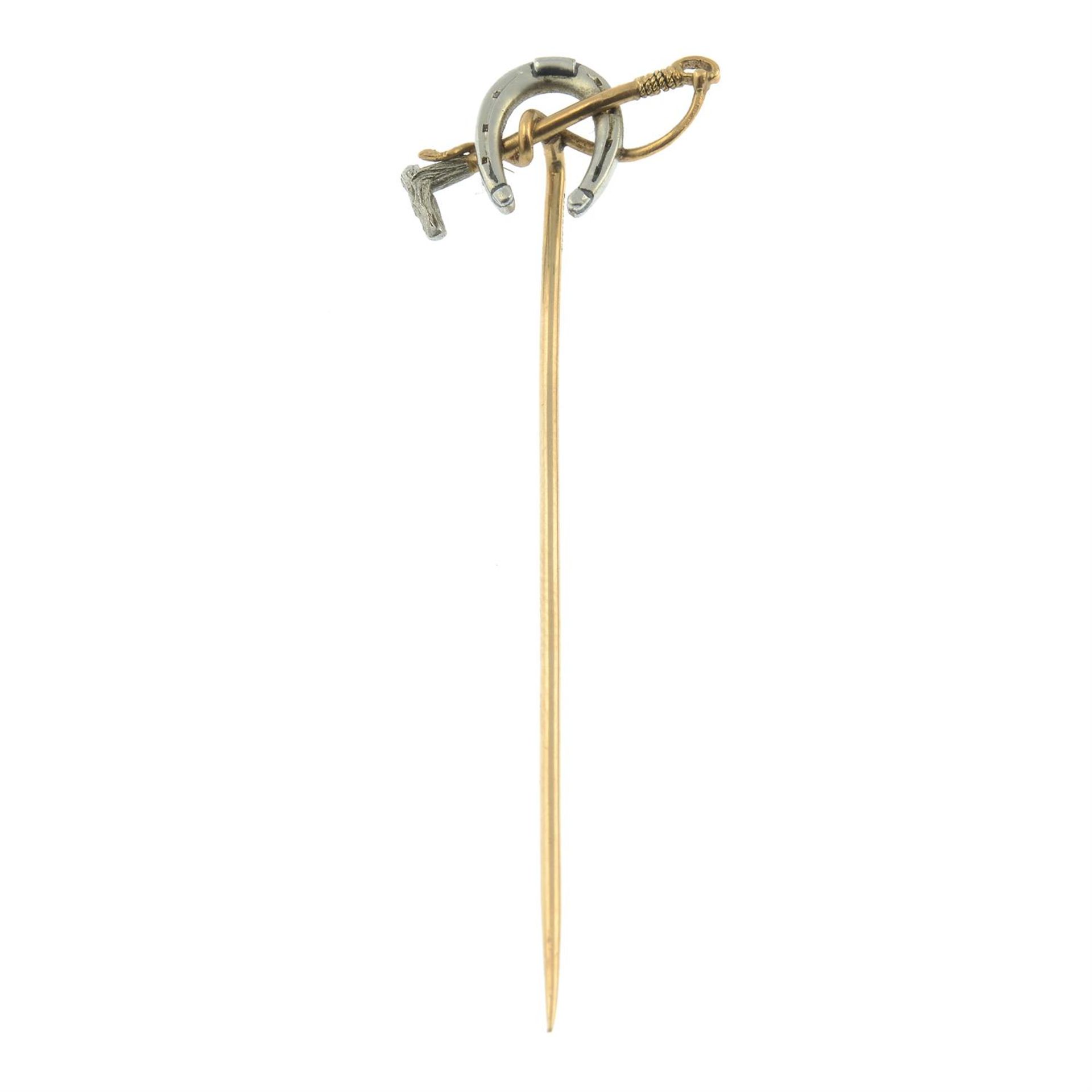 A late 19th to early 20th century platinum and 18ct gold equestrian themed stickpin, - Bild 2 aus 4