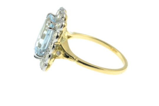 An aquamarine and brilliant-cut diamond cluster ring. - Bild 3 aus 5