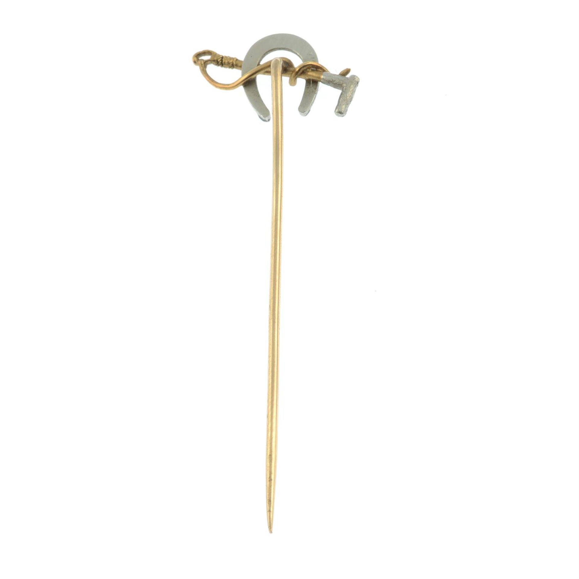 A late 19th to early 20th century platinum and 18ct gold equestrian themed stickpin, - Bild 3 aus 4