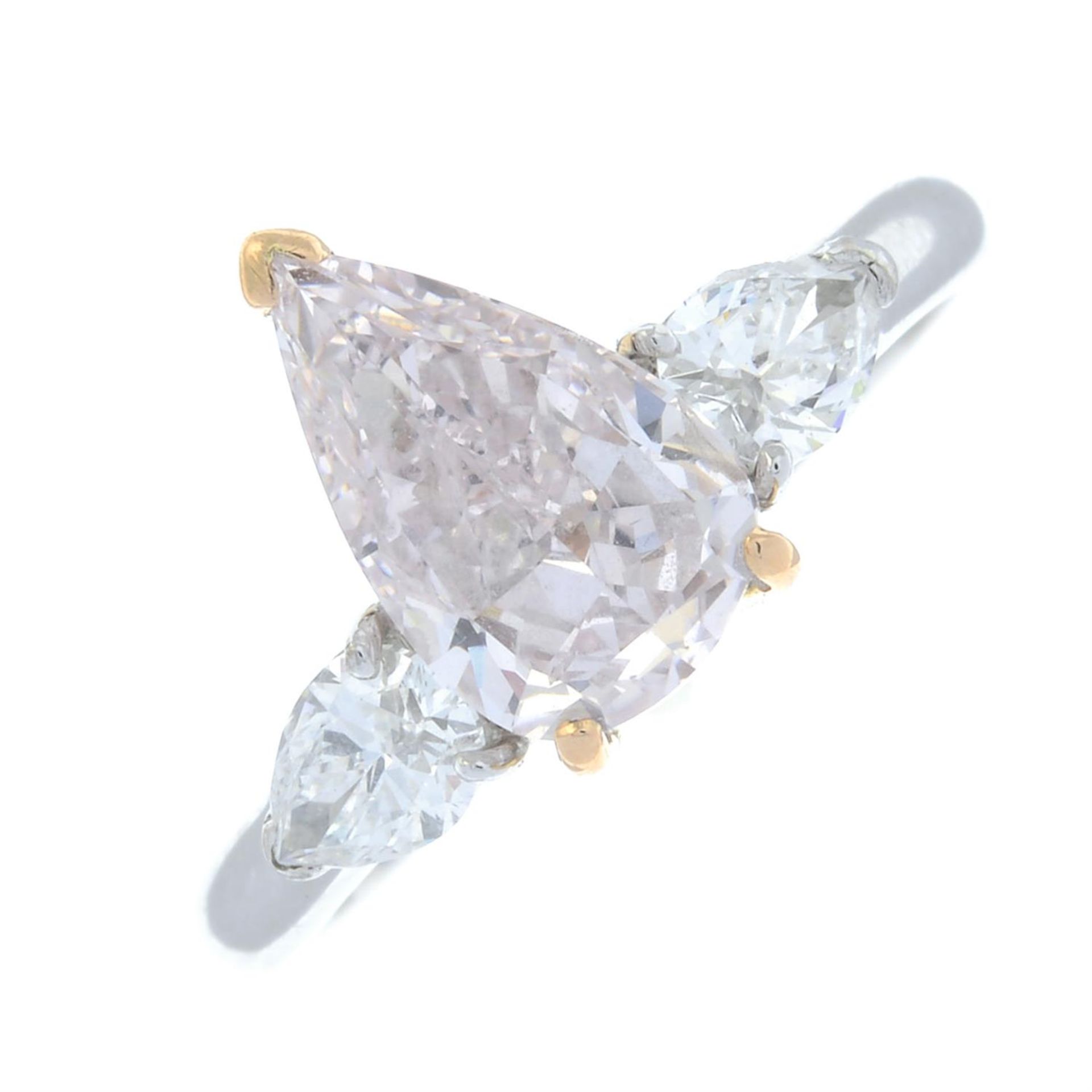 An 18ct gold Fancy Light Pink pear-shape diamond ring, with pear-shape diamond sides. - Bild 2 aus 6