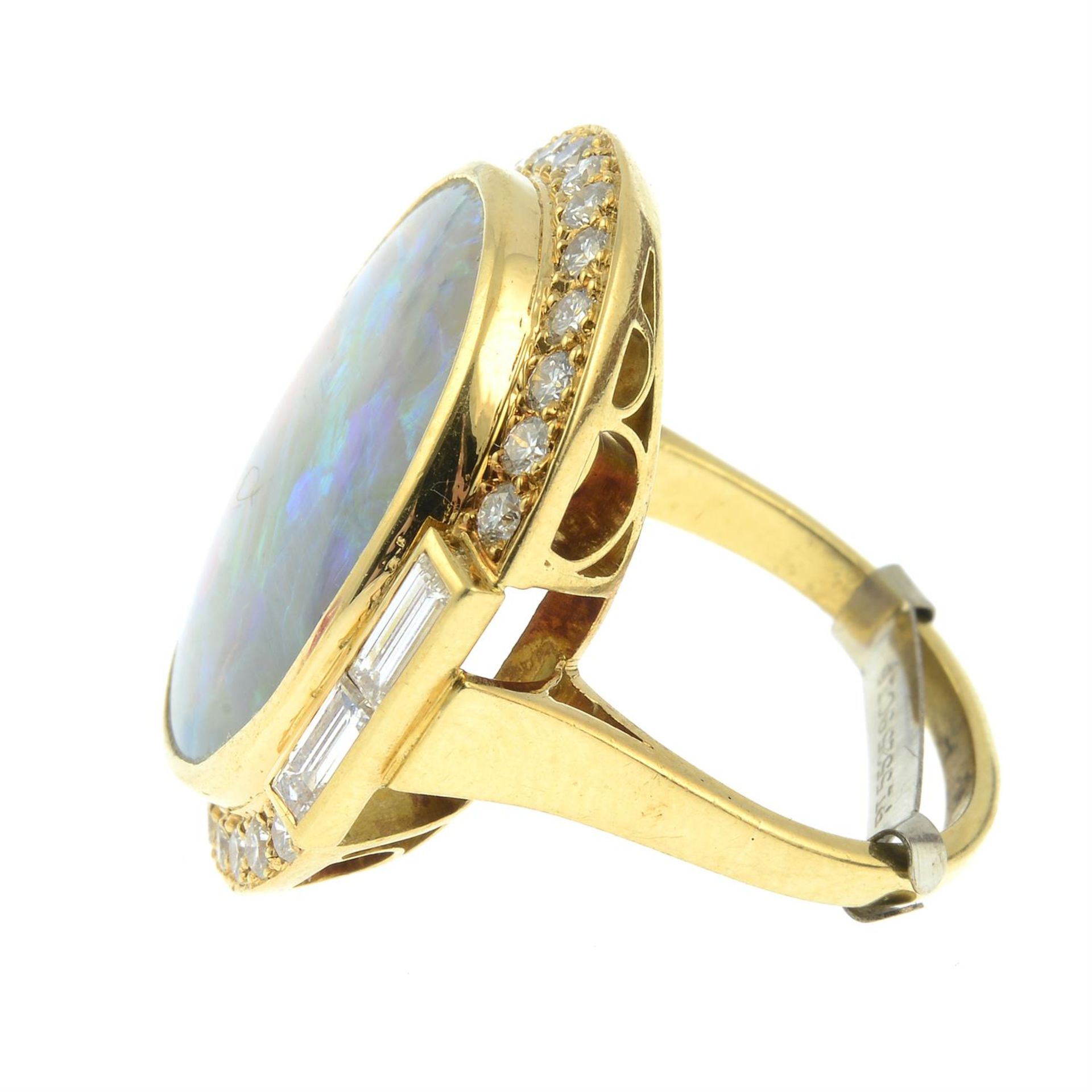 An opal dress ring, with baguette and brilliant-cut diamond surround. - Bild 3 aus 6