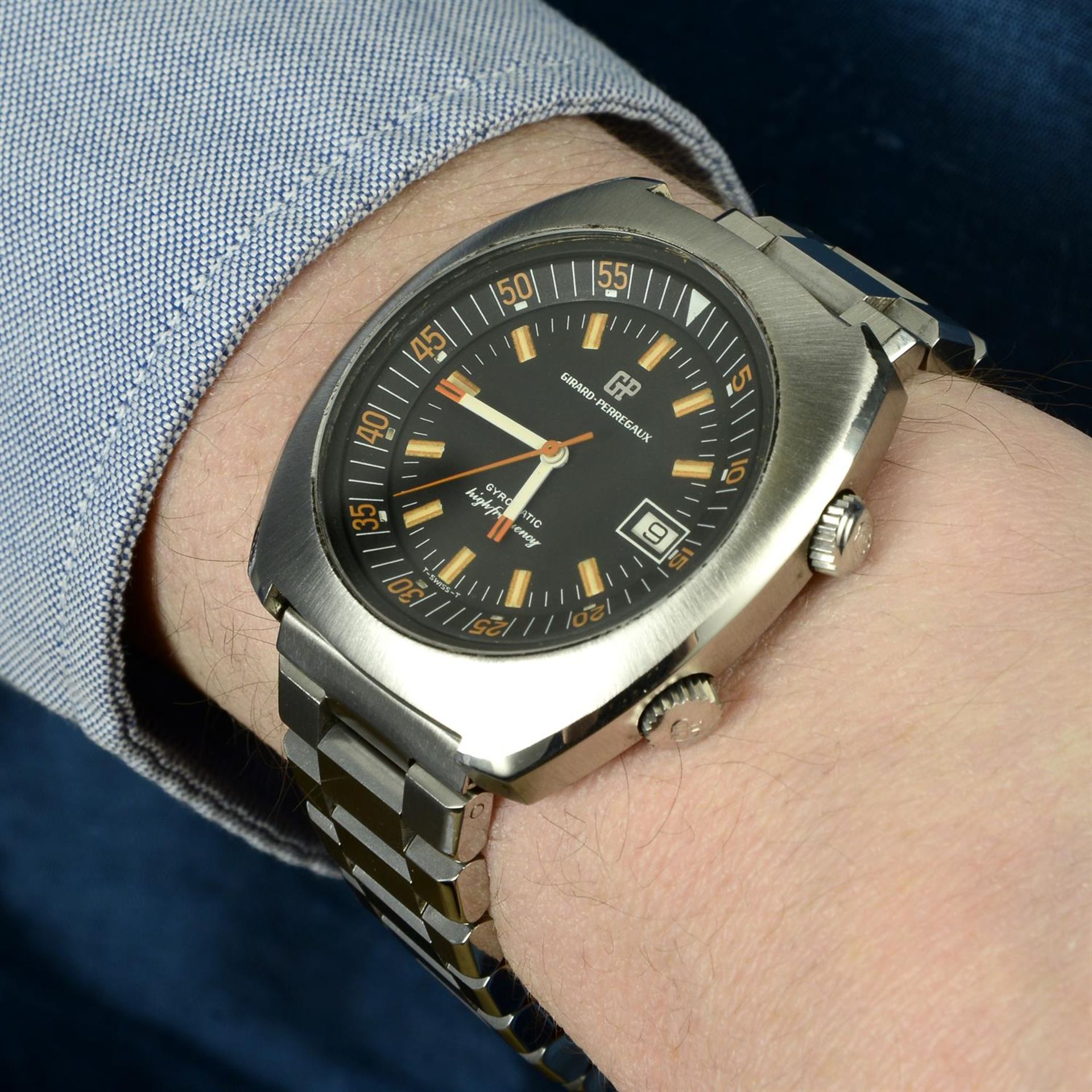 GIRARD PERREGAUX - a stainless steel Gyromatic High Frequency bracelet watch, 43mm. - Bild 5 aus 5