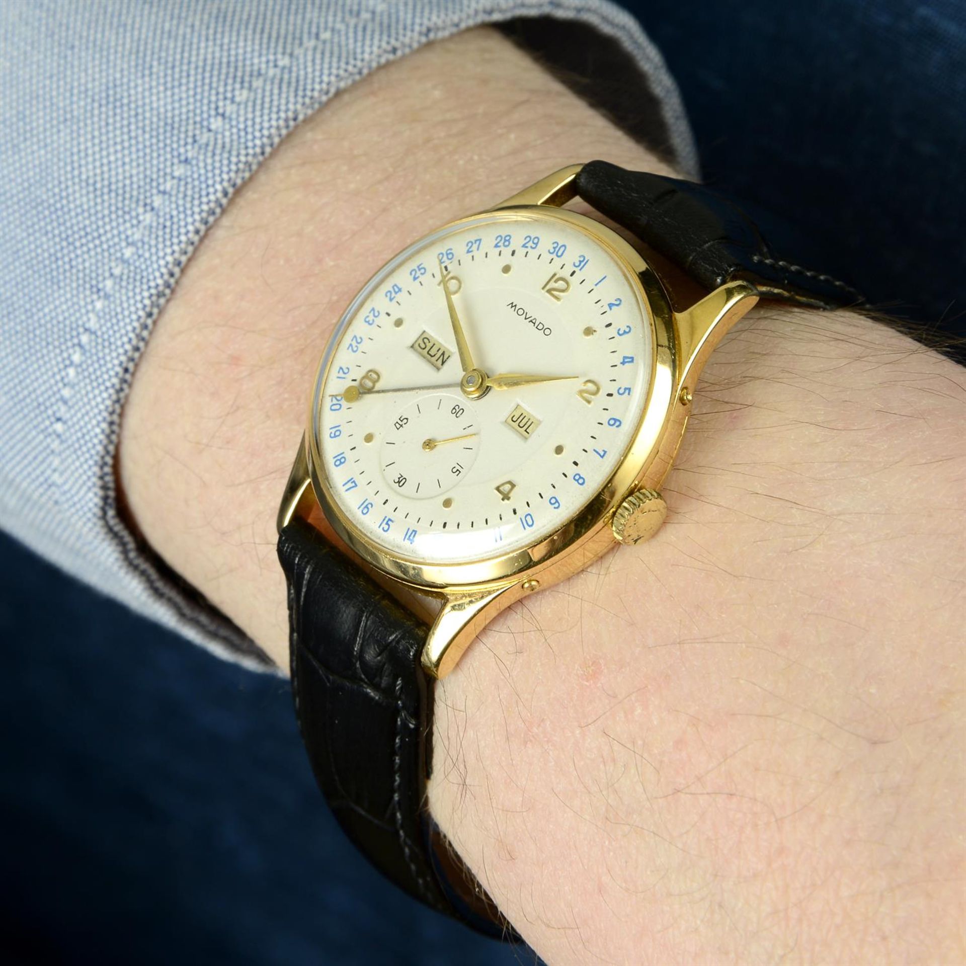 MOVADO - an 18ct yellow gold triple date wrist watch, 33mm. - Bild 5 aus 5