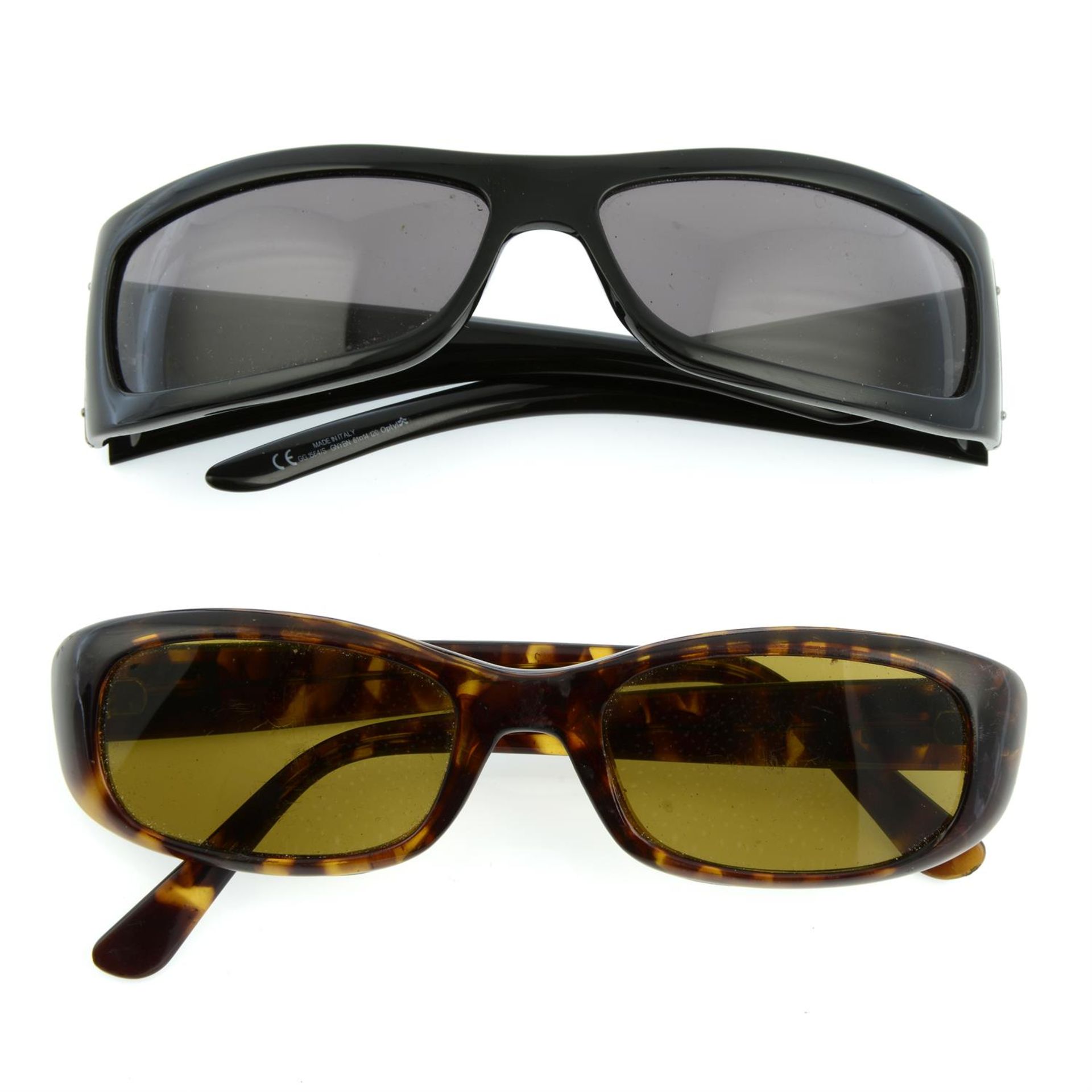 GUCCI - two pairs of sunglasses.