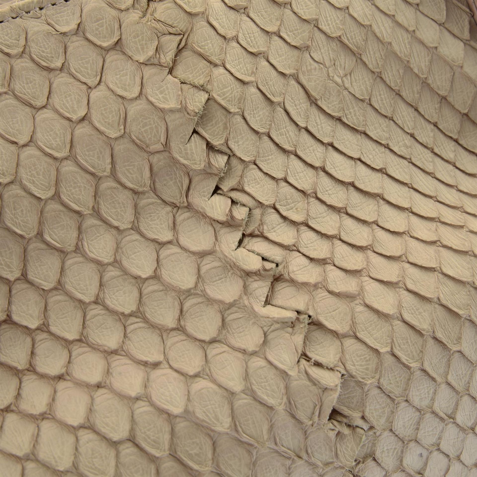 BOTTEGA VENETA - a beige Python leather handbag. - Bild 5 aus 6