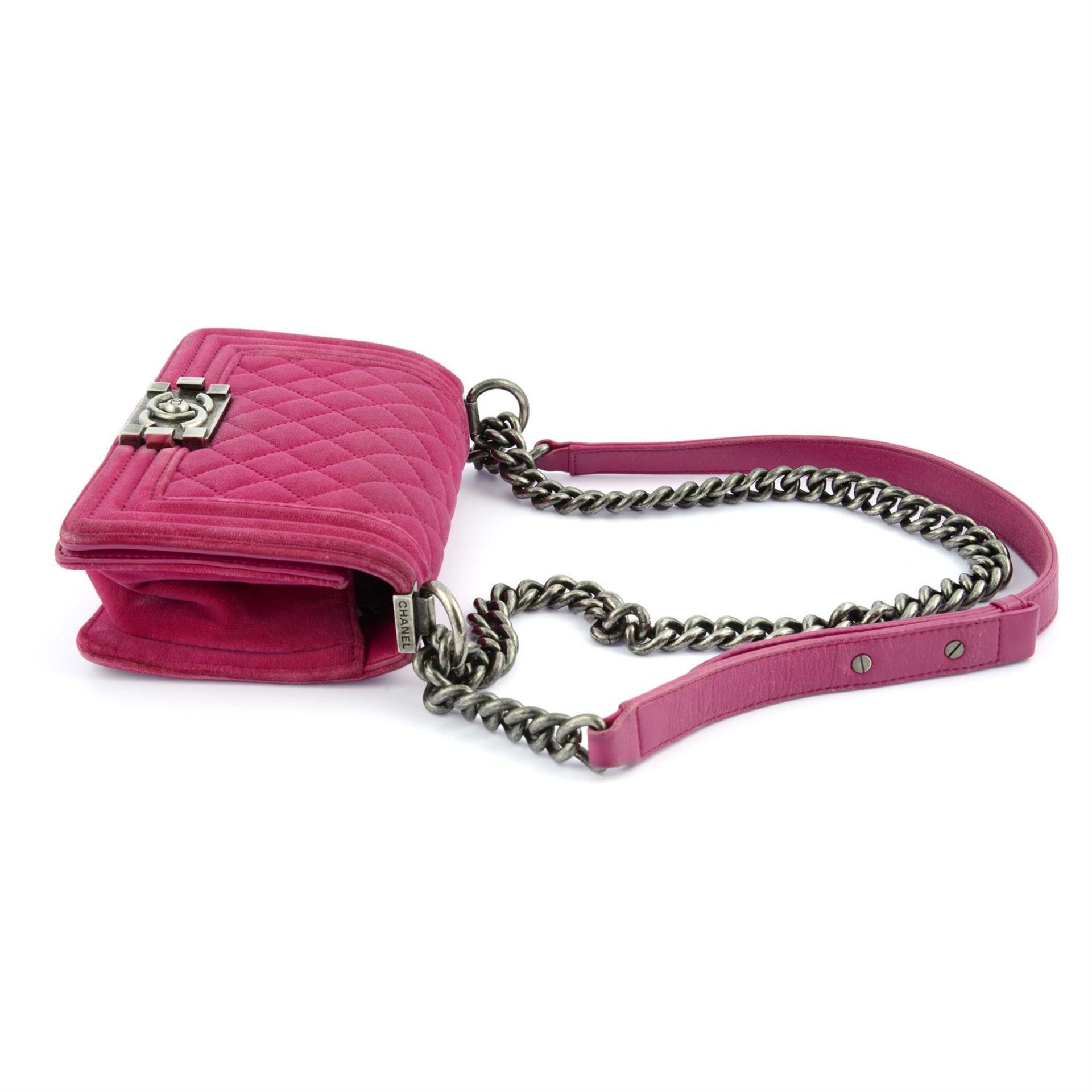 CHANEL - a pink velvet small Boy handbag. - Bild 3 aus 7