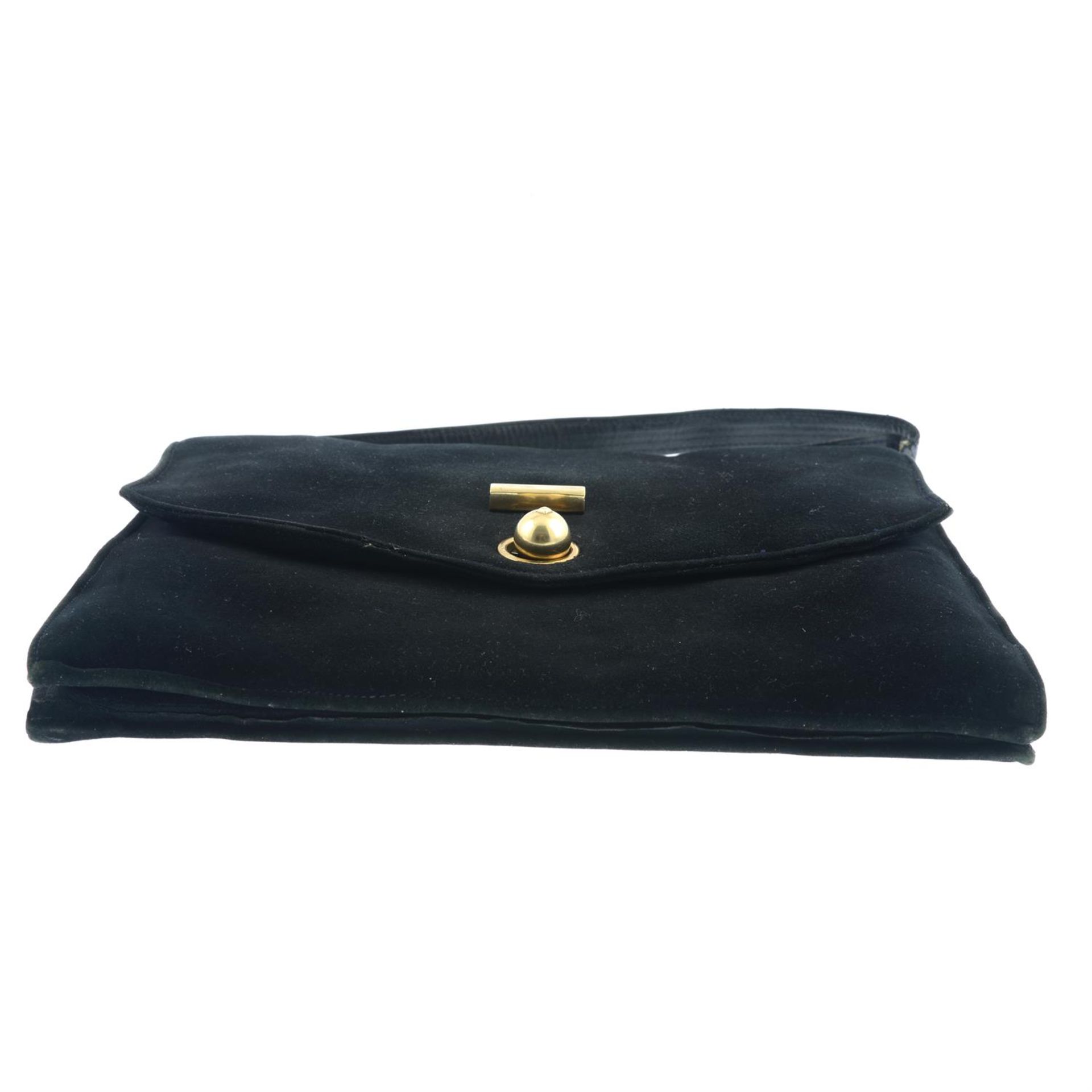 CARTIER - a 1930s black suede leather handbag with 9ct gold hardware. - Bild 4 aus 8