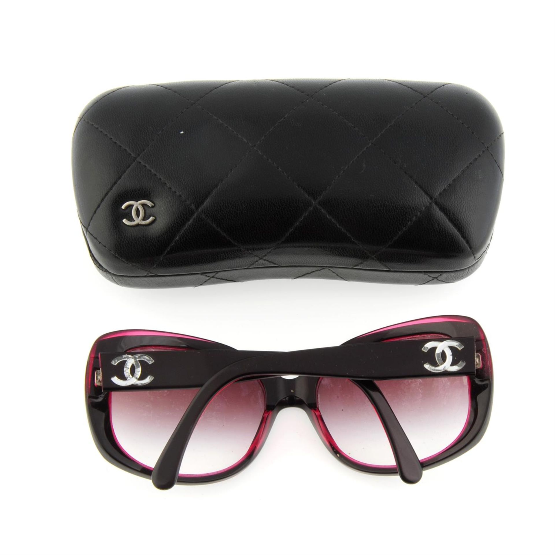 CHANEL - a pair of sunglasses. - Image 2 of 2