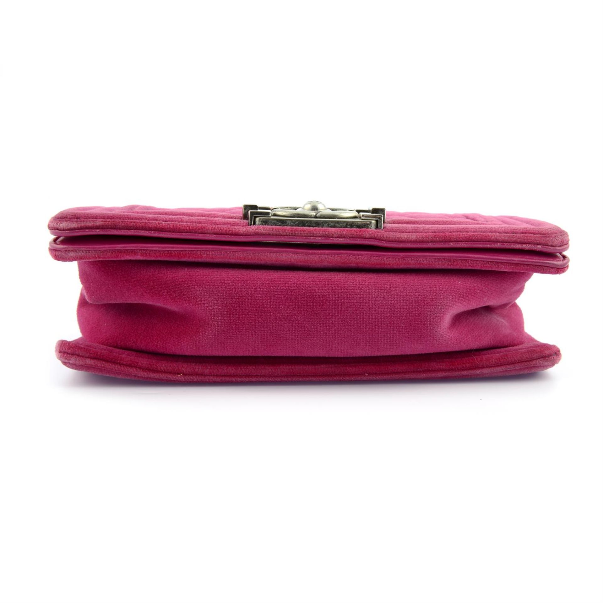 CHANEL - a pink velvet small Boy handbag. - Bild 4 aus 7