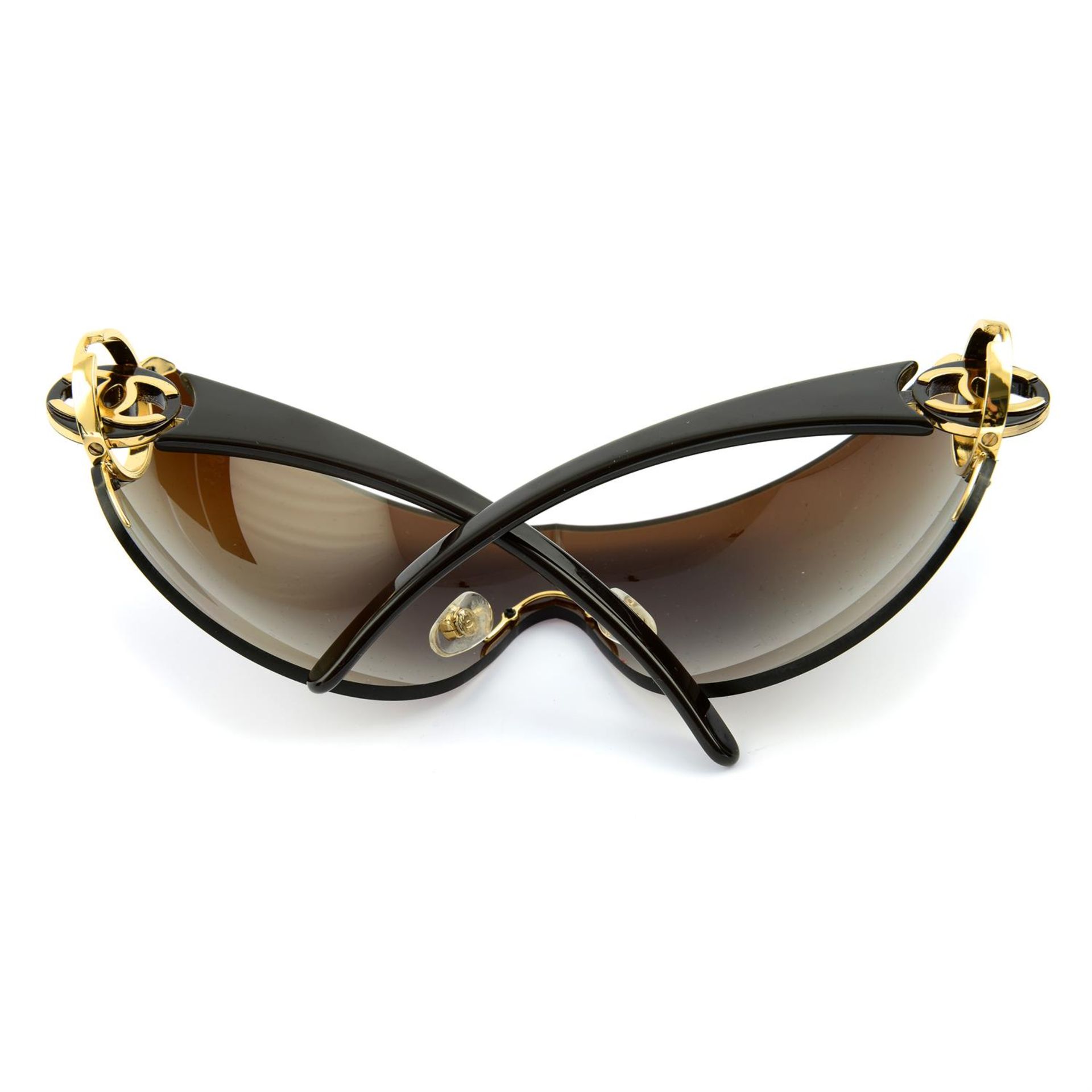 CHANEL - a pair of sunglasses. - Image 2 of 3