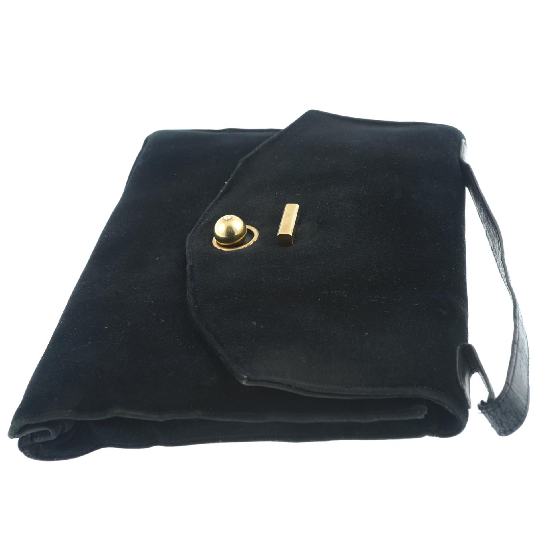 CARTIER - a 1930s black suede leather handbag with 9ct gold hardware. - Bild 3 aus 8