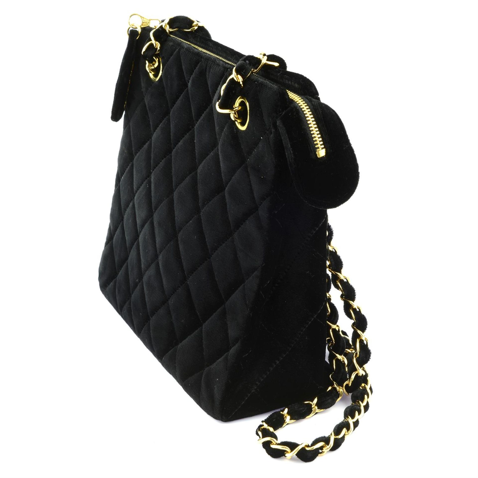 CHANEL - a circa 1997 velvet shoulder bag. - Bild 3 aus 4