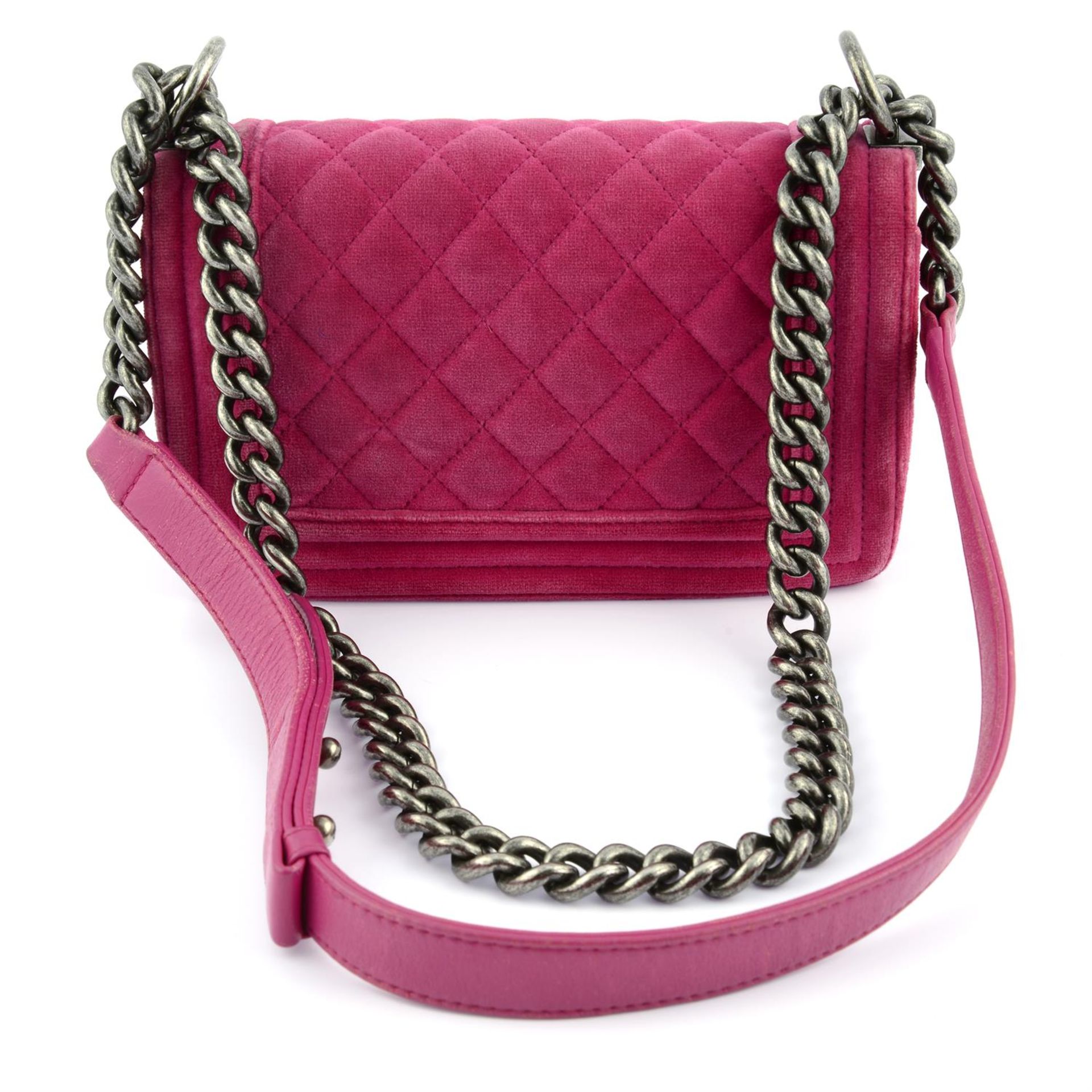 CHANEL - a pink velvet small Boy handbag. - Bild 2 aus 7