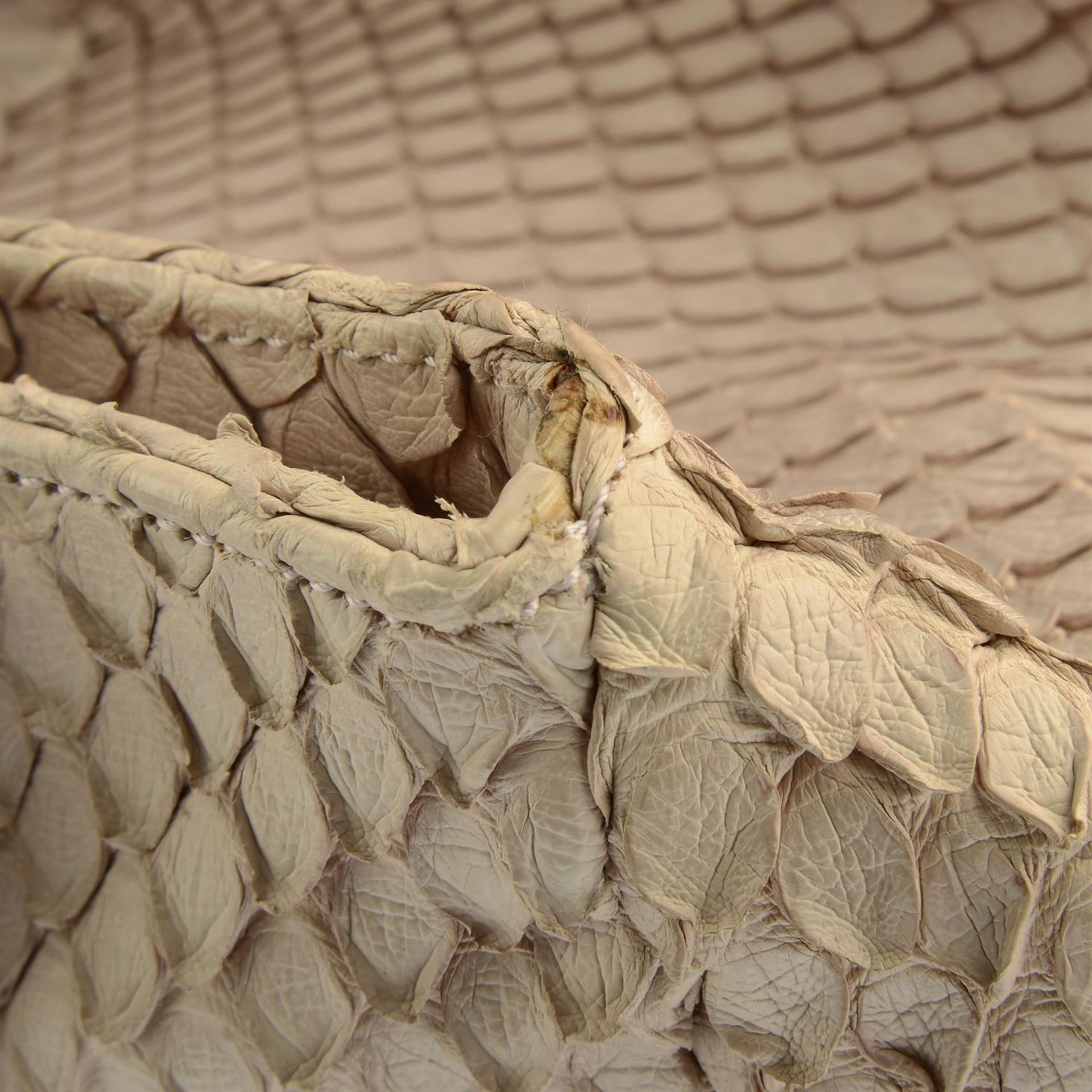 BOTTEGA VENETA - a beige Python leather handbag. - Bild 6 aus 6