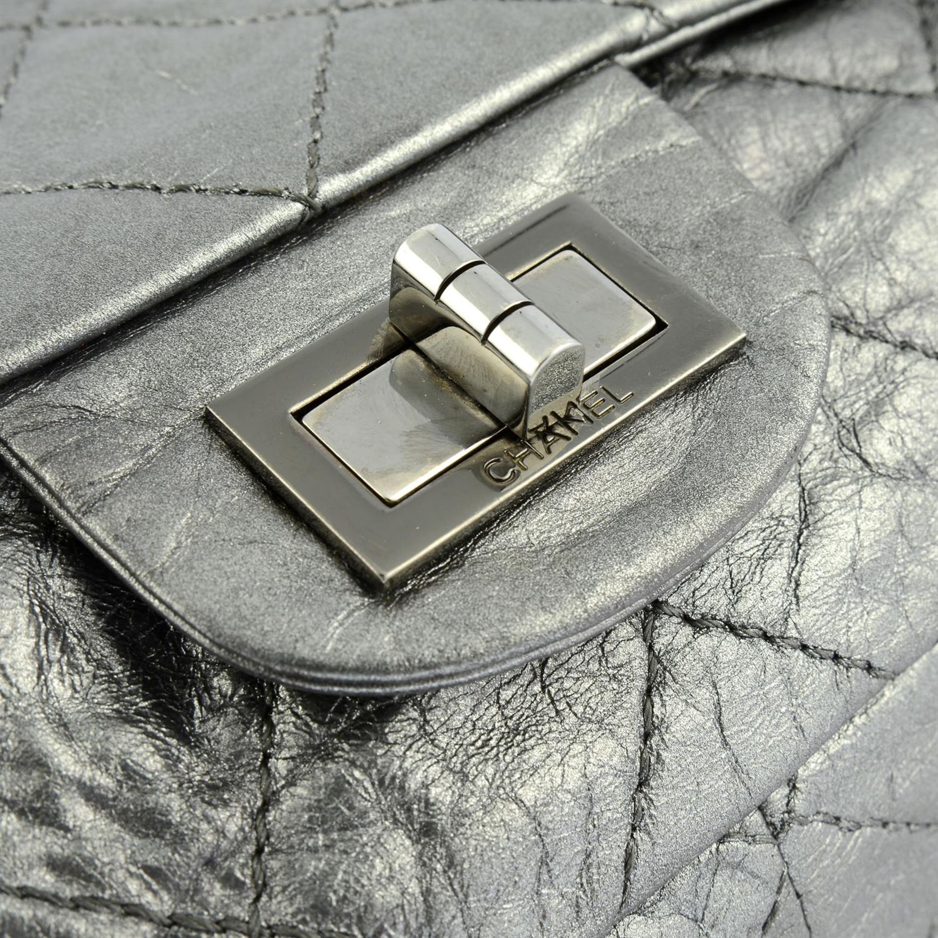 CHANEL - a metallic calfskin Reissue 2.55 double flap bag. - Bild 5 aus 5