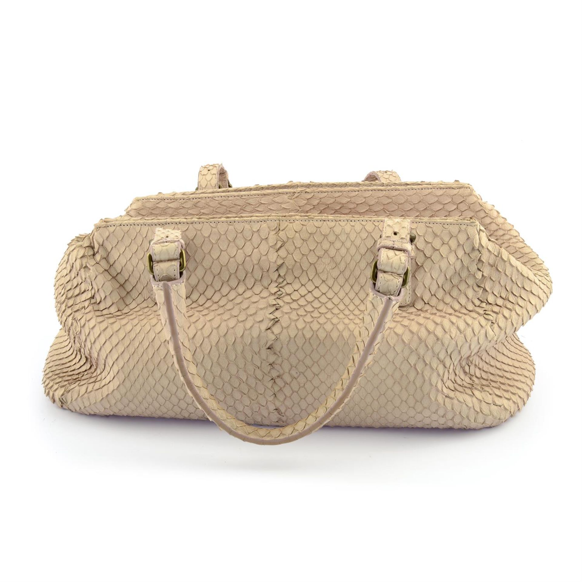 BOTTEGA VENETA - a beige Python leather handbag. - Bild 2 aus 6