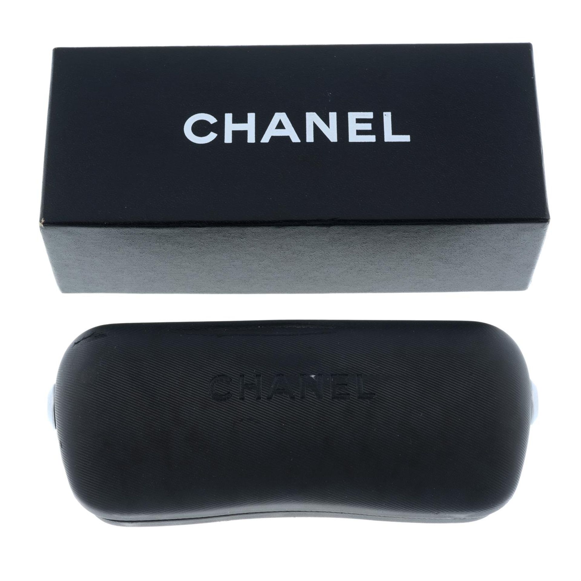 CHANEL - a pair of sunglasses. - Image 4 of 4