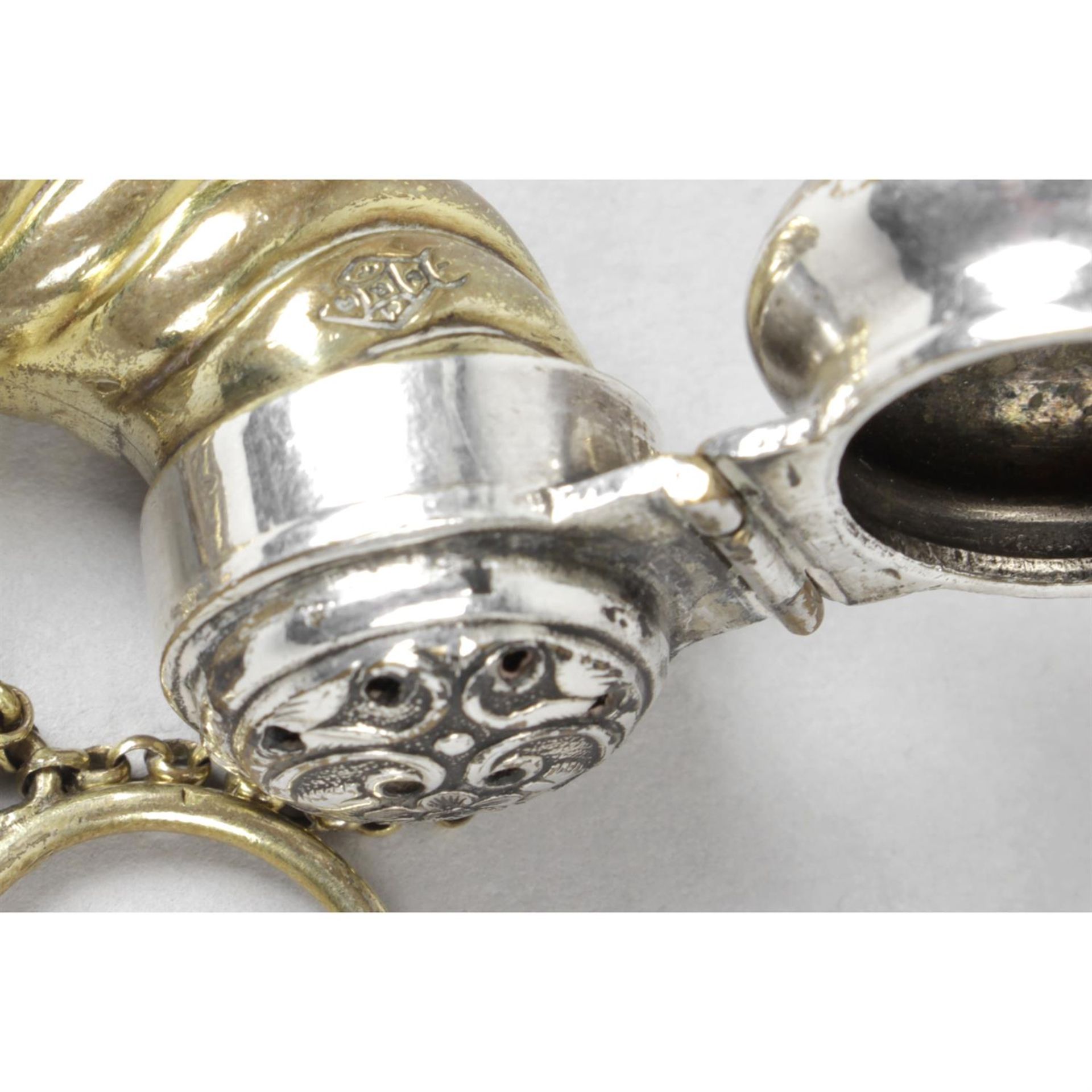 A mid-Victorian silver pendant case, together with a gilt cornucopia vinaigrette. (2). - Bild 2 aus 3