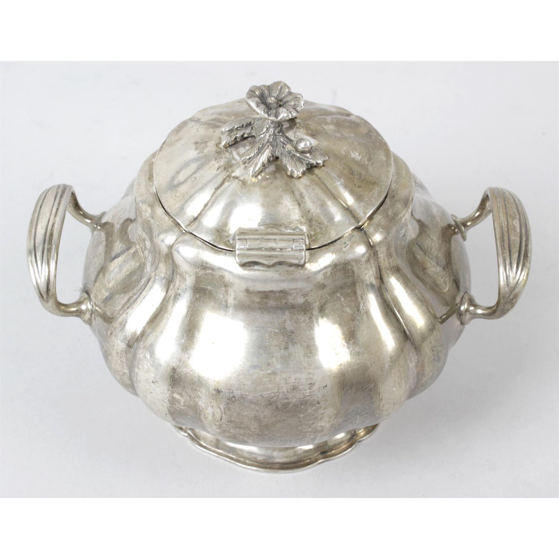 A 19th century Russian silver twin-handled sucrier. - Bild 2 aus 3