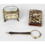 An early 20th century trinket box, together with a tortoiseshell aide memoire, a pair of folding